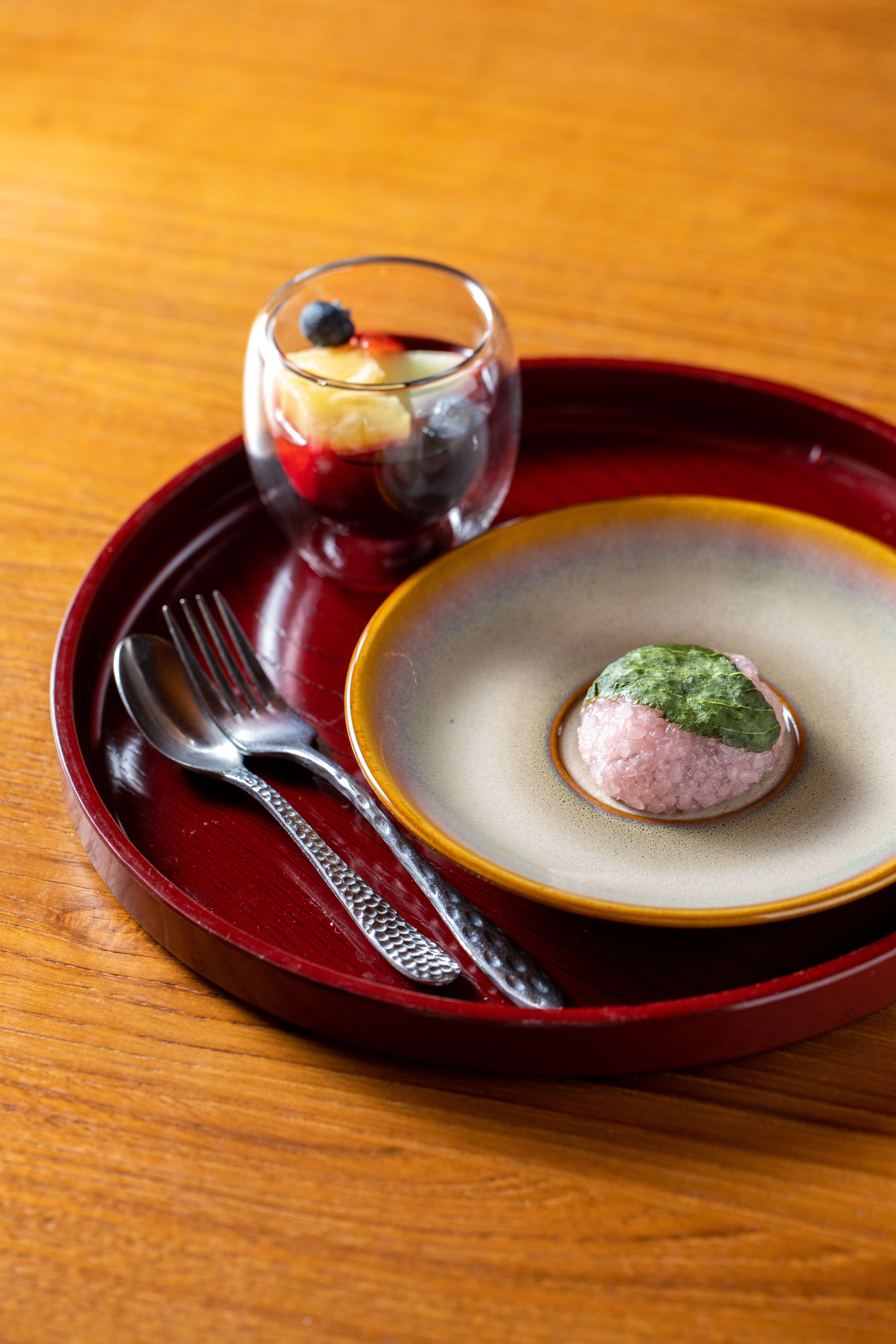 包進紅豆餡的「櫻餅」塑形調色出淡粉紅色花朵，充滿日式意象。（春季會席料理菜色）