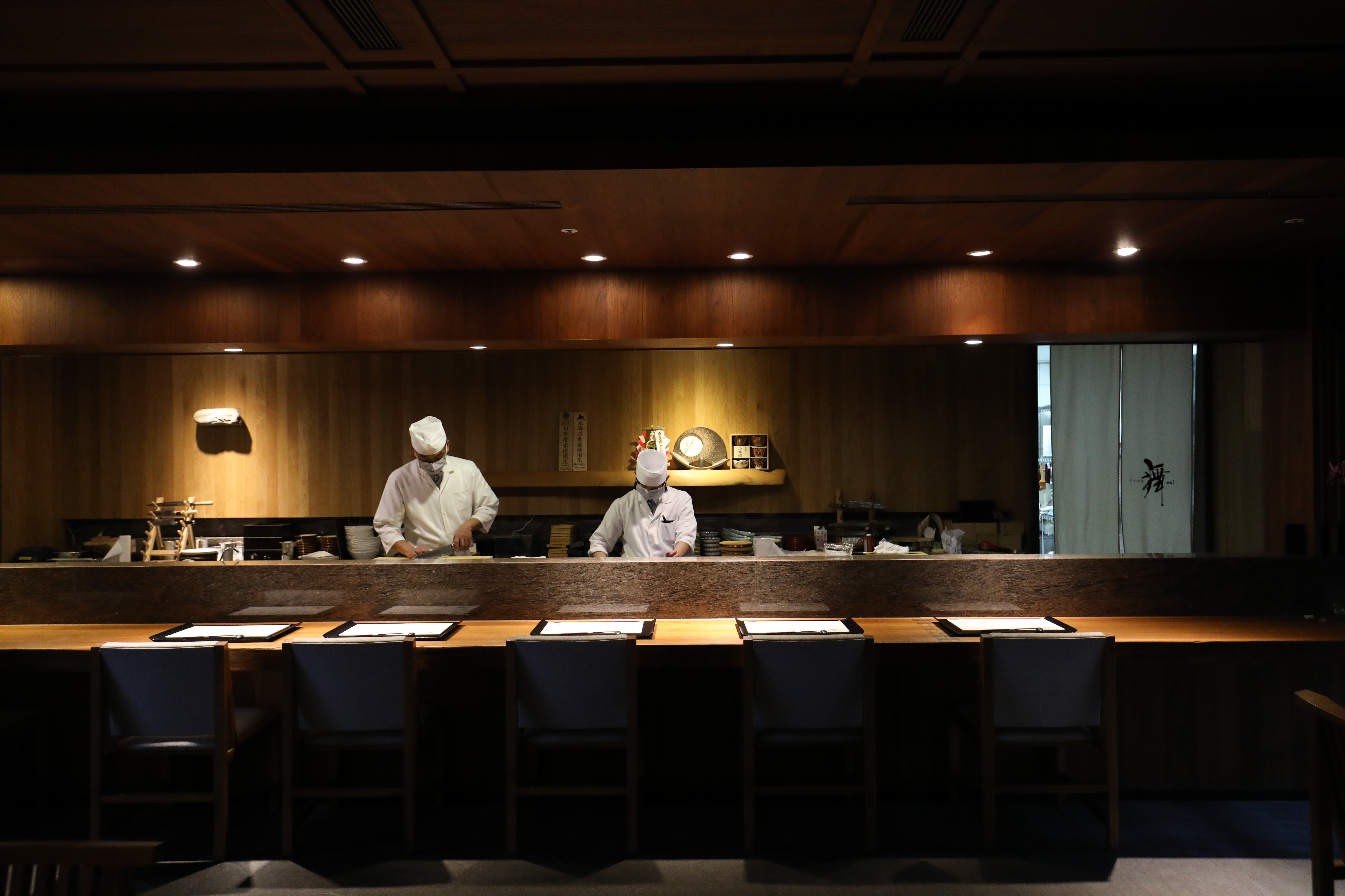 「舞 日本料理」主打繁複精緻的會席料理，也設有卡布里台。