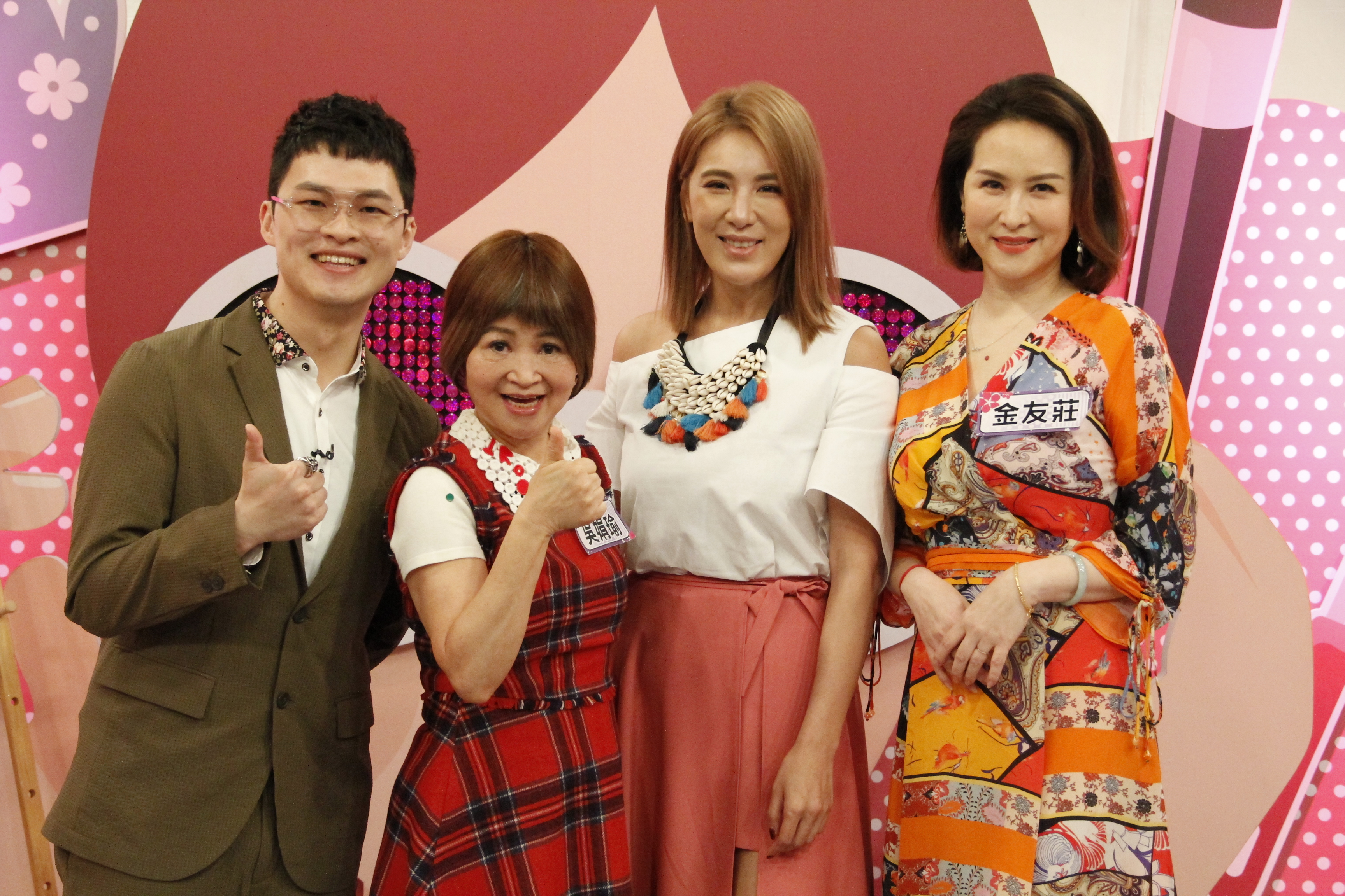  年代MUCH《聽媽媽的話》邀請金友莊與「聽媽團」班底林咚咚、子庭聊育兒過程的驚險「閃失」。（年代提供）