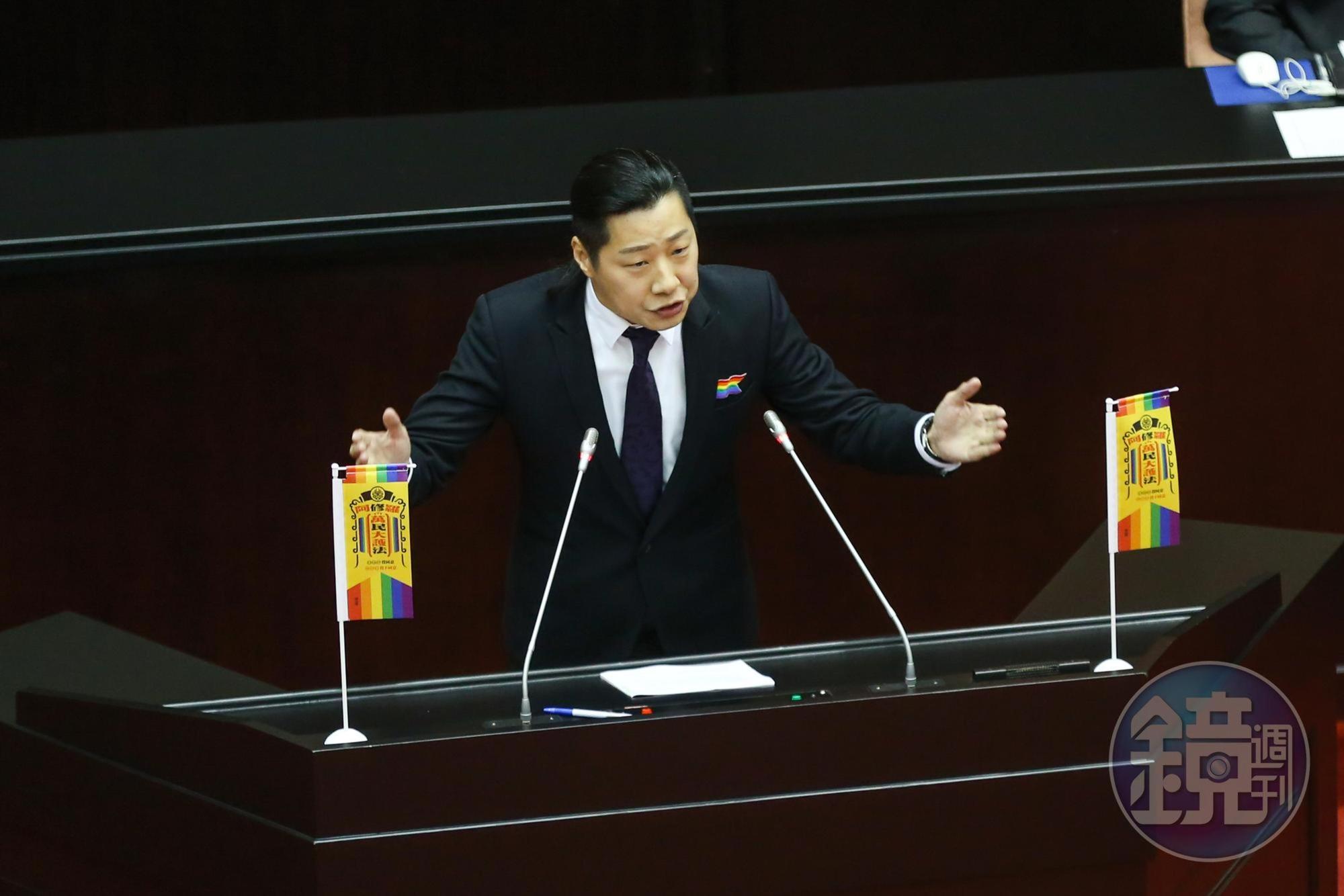 立委林昶佐在通過法案時遊說不少立委支持行政院提出的同婚草案版本。