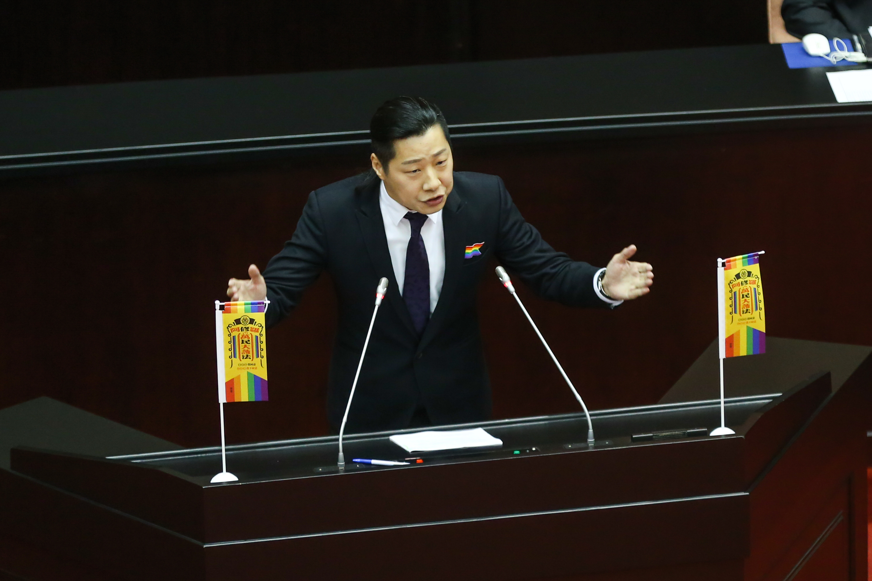 立委林昶佐在通過法案時遊說不少立委支持行政院提出的同婚草案版本。