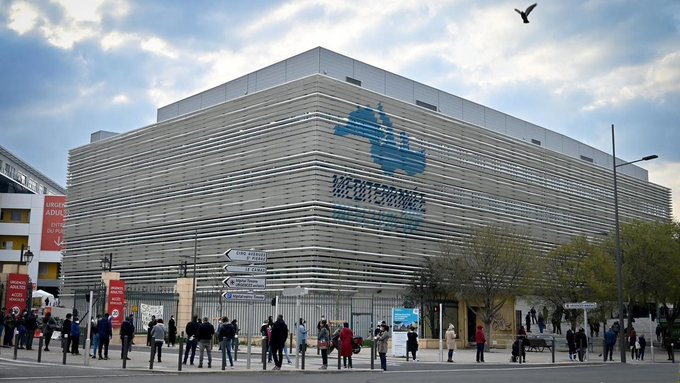 哈烏特創辦的地中海感染醫學研究院座落在法國馬賽。疫情期間，醫院外患者隔著社交距離排成人龍等候看診。（網路截圖：twitter/IHU）