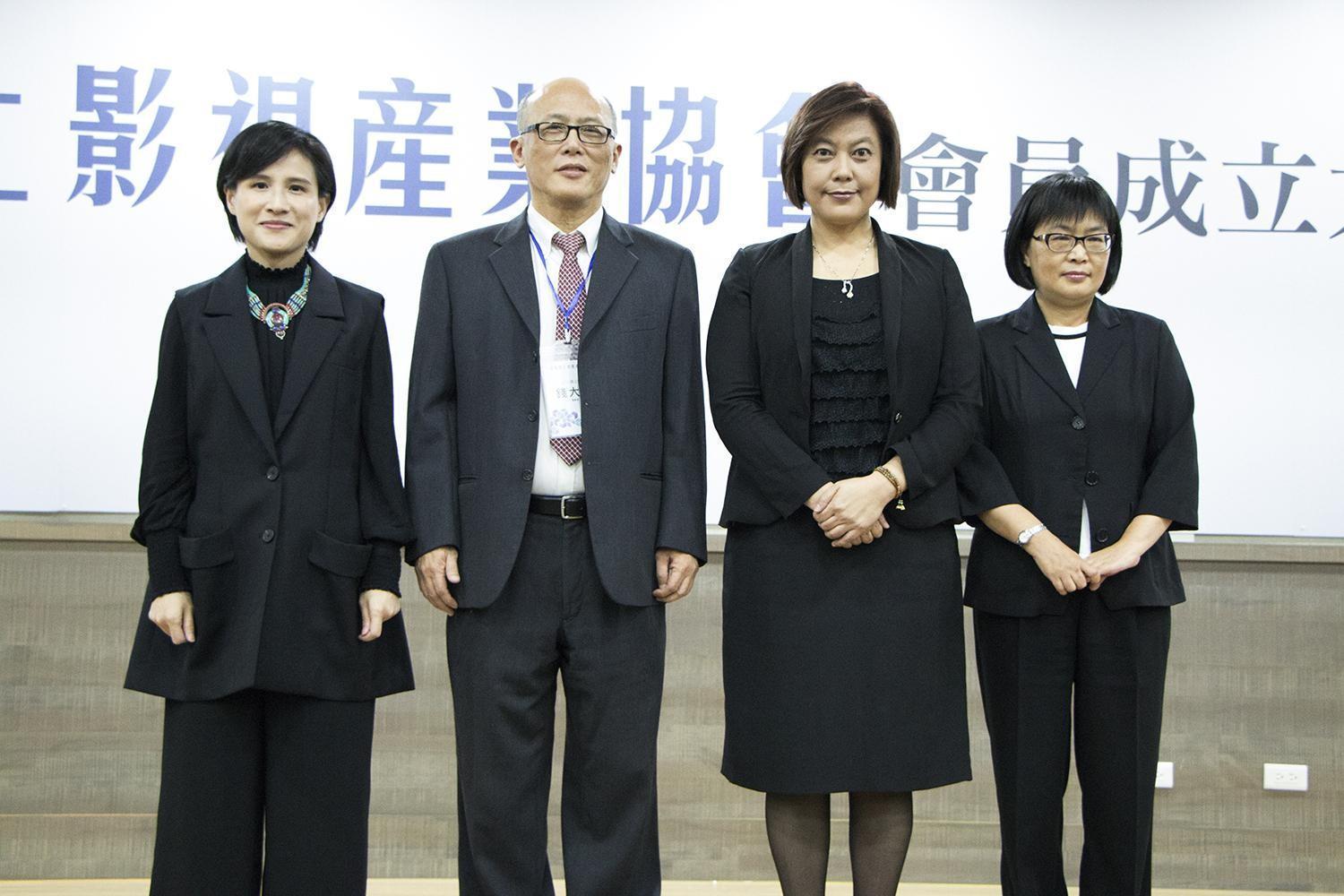 2017年台灣線上影視產業協會成立,由錢大衛(左二)擔任理事長,與文化部長鄭麗君(左)等人合影。(LiTV提供)