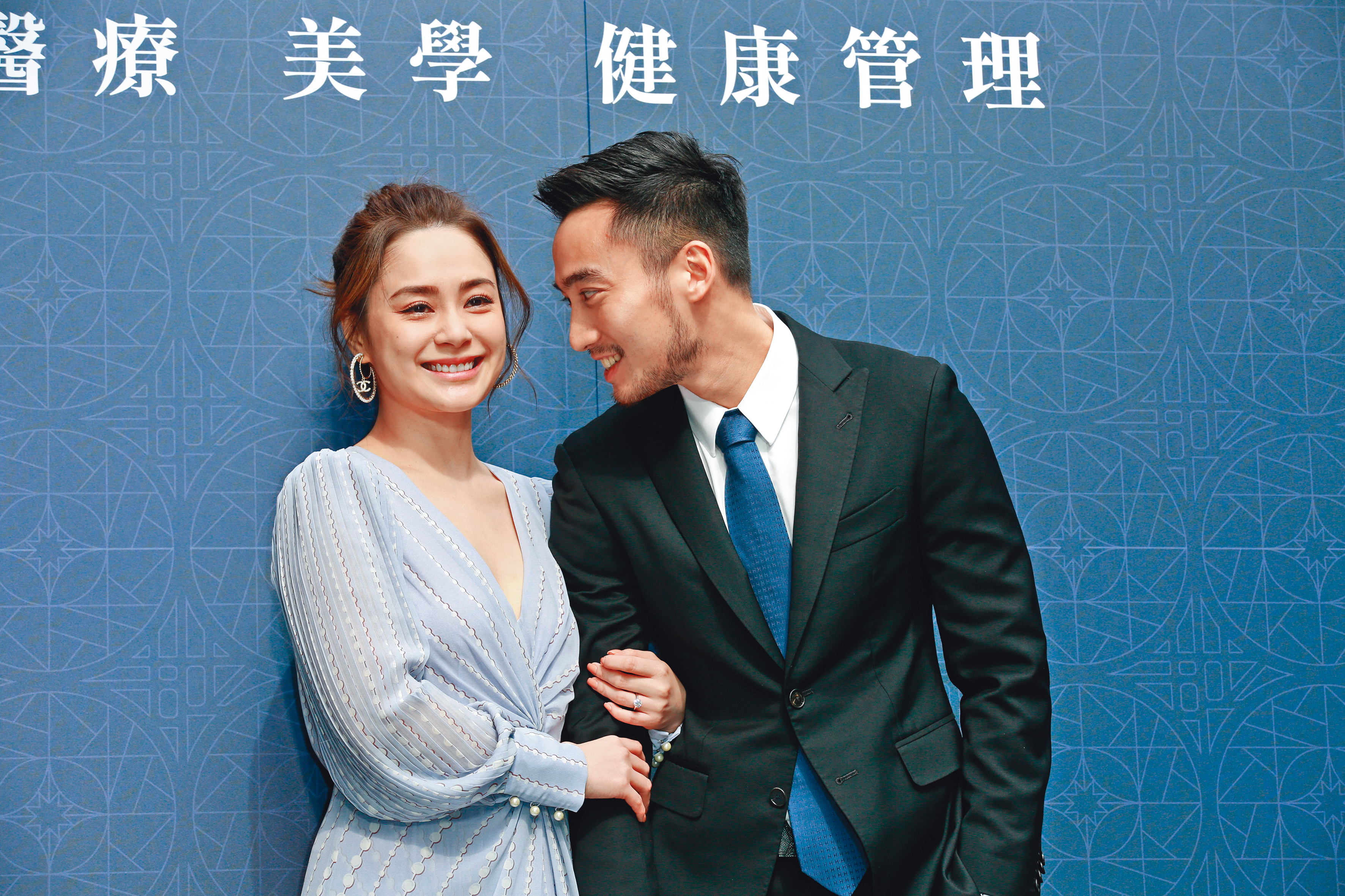 阿嬌(左)和開醫美診所賴弘國(右)的結婚又離婚,男方走紅事業旺,女方也洗淡了陳冠希醜聞,可謂雙方獲益。