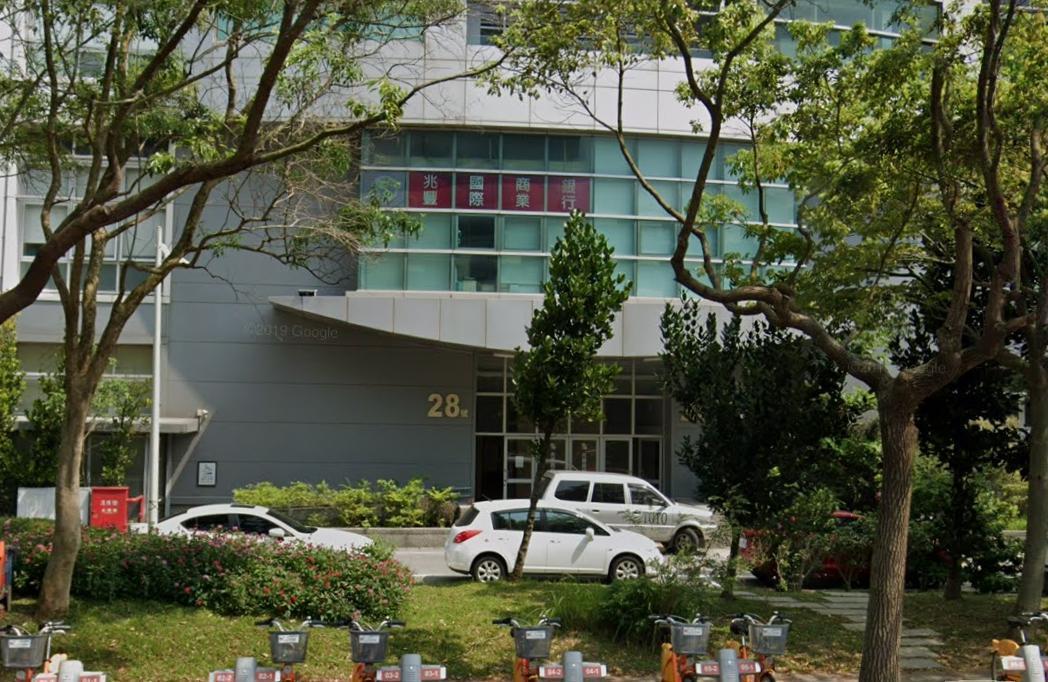 兆豐銀行中科分行12時許被一名男性搶匪闖入，搶走19萬後隨即逃逸。（翻攝自Google Map）