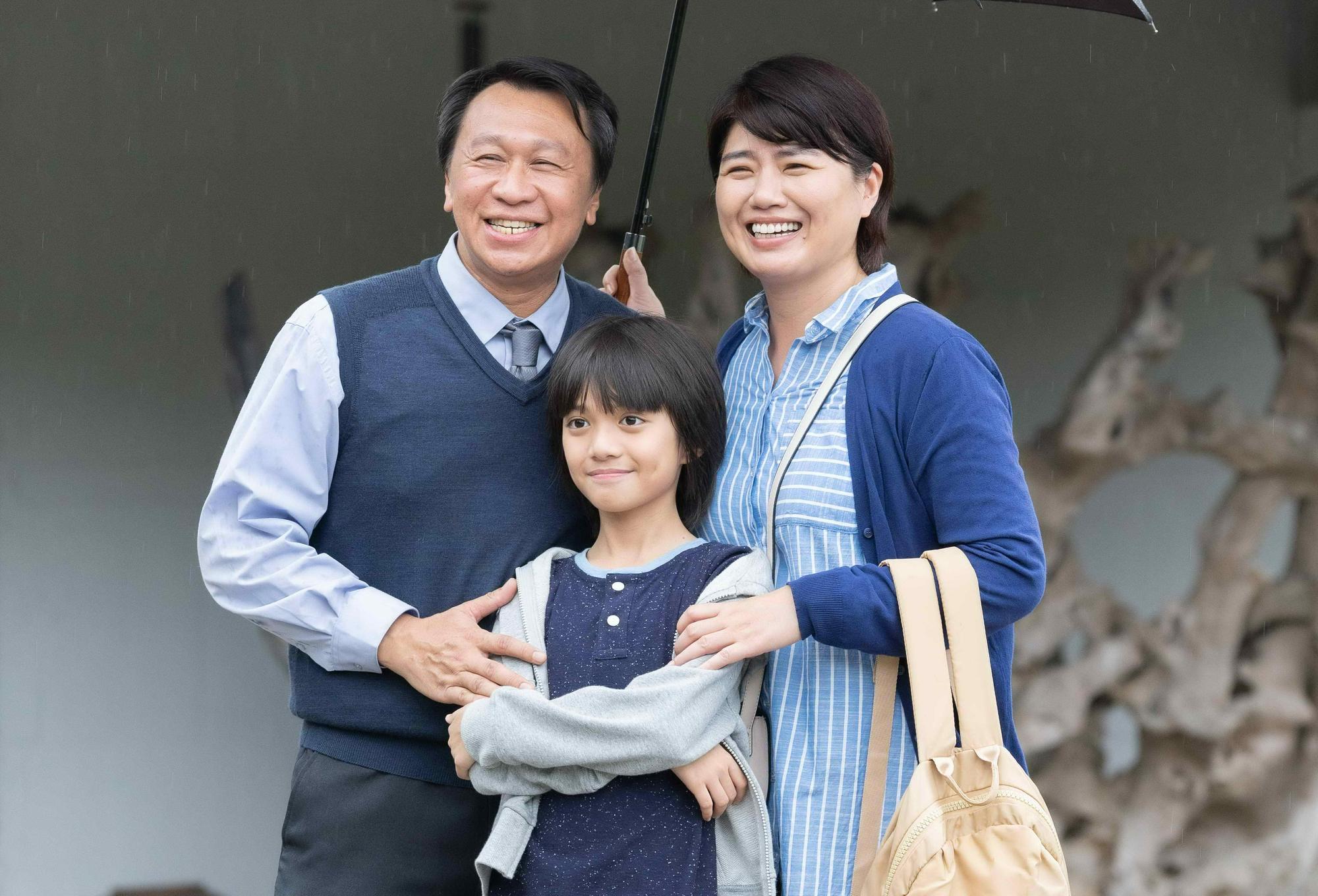 游安順與嚴藝文首次合作飾演夫妻,在與劇中「兒子」郭大睿互動時令他特別有感觸。(圖/八大提供)