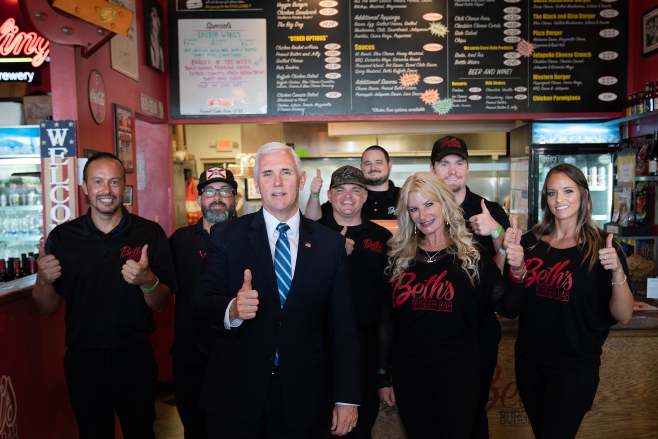 美國副總統彭斯（前排中）親自造訪佛羅里達州的漢堡店，卻被發現沒有戴口罩，作了最壞示範。（翻攝自Mike Pence推特）