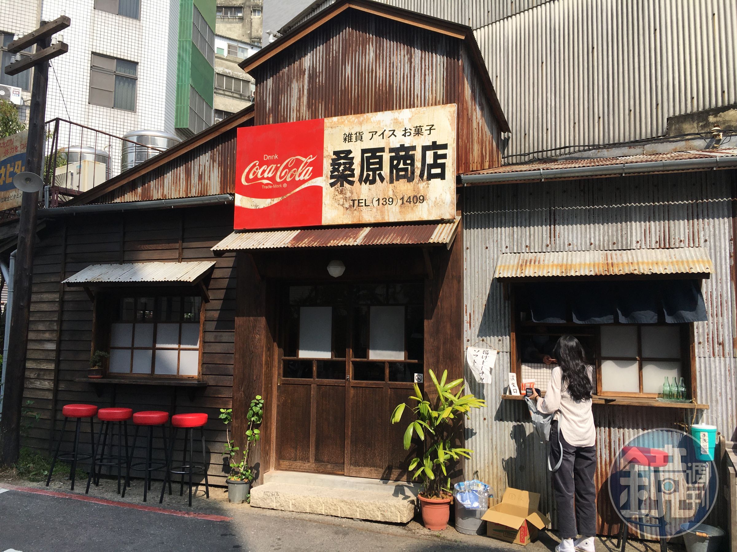 店外招牌覆滿鐵鏽，更強化整間店的復古感覺。