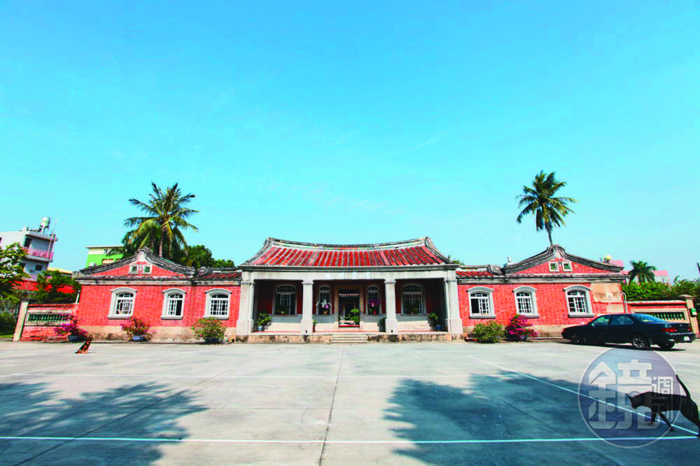 後壁「黃家老街」為古蹟，是台灣少數保持完整的閩南式四合院。