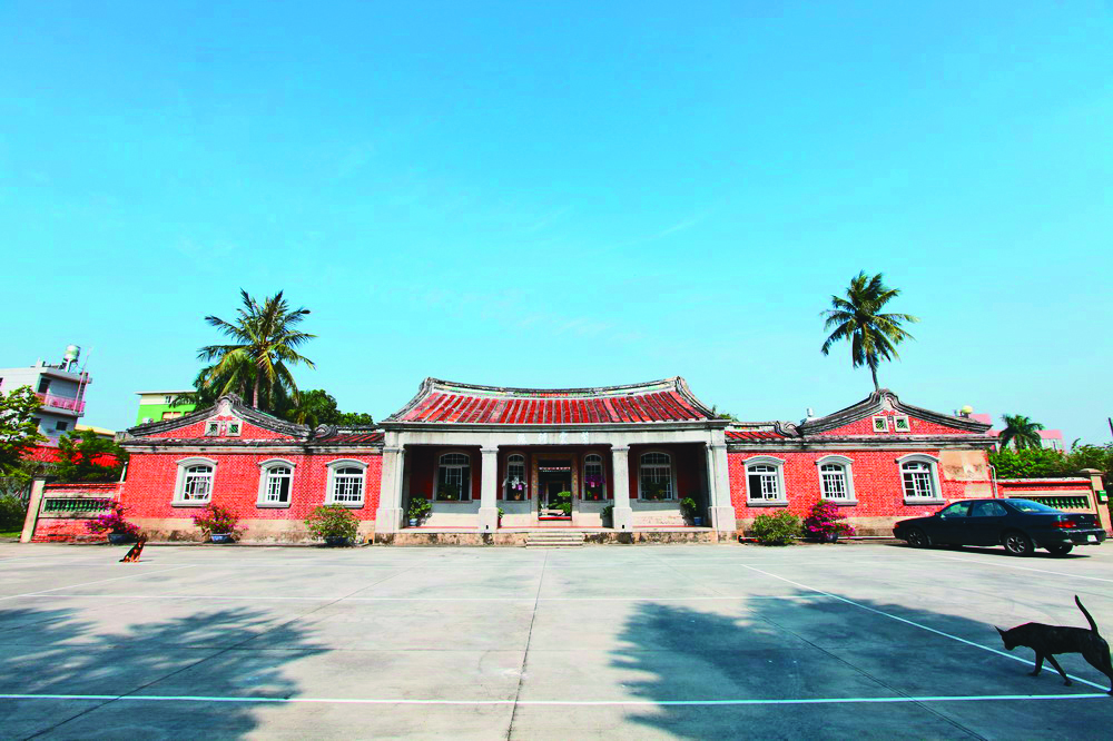 後壁「黃家老街」為古蹟，是台灣少數保持完整的閩南式四合院。