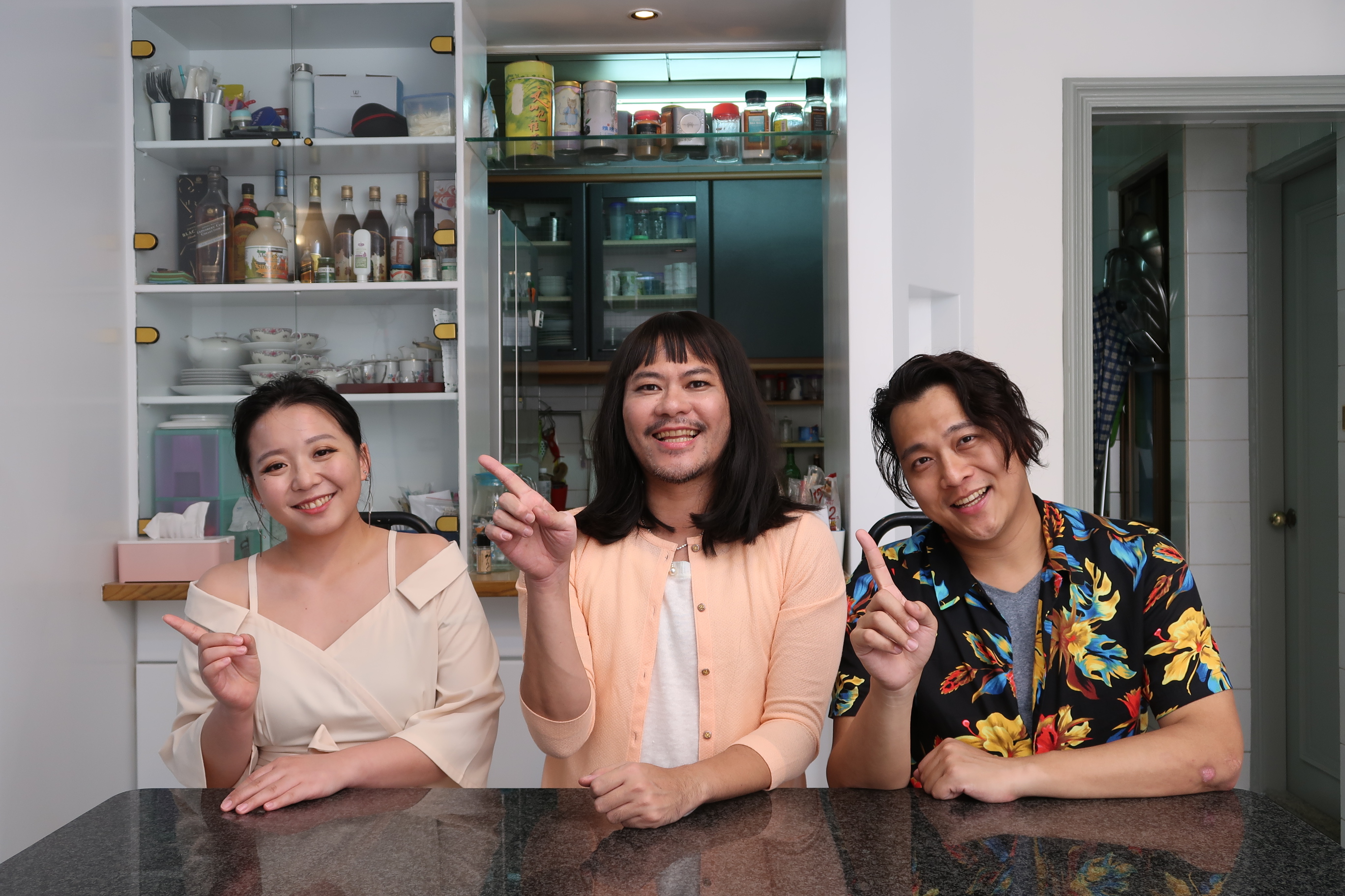 脫口秀演員壯壯陳彥壯（中）將以「台版麻理惠」攻陷大家的心。（果陀娛樂提供）