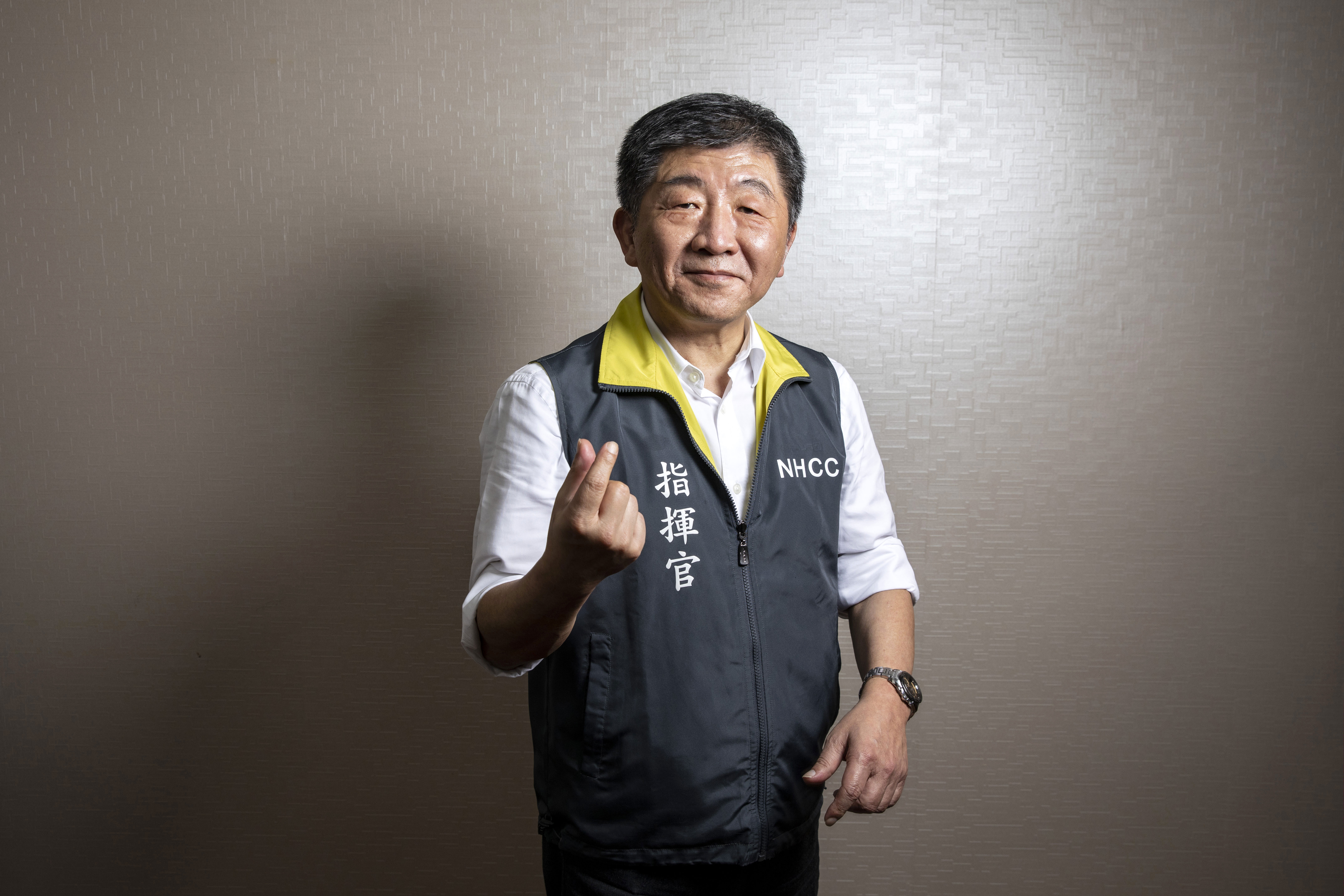 陳時中手比愛心為本刊拍照，因肺炎期間任防疫指揮中心指揮官一戰成名，亦成為國人心中的暖男。