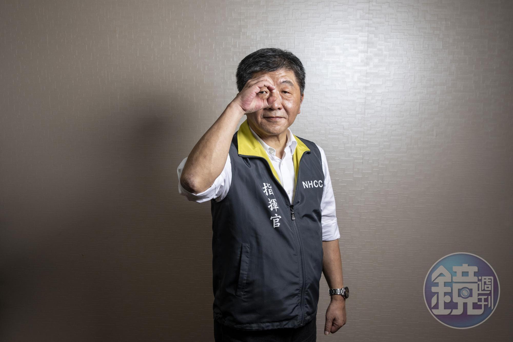 採訪這日國內連續11天零確診,陳時中神情顯然放鬆許多,也以手勢作出「零」讓我們拍照。