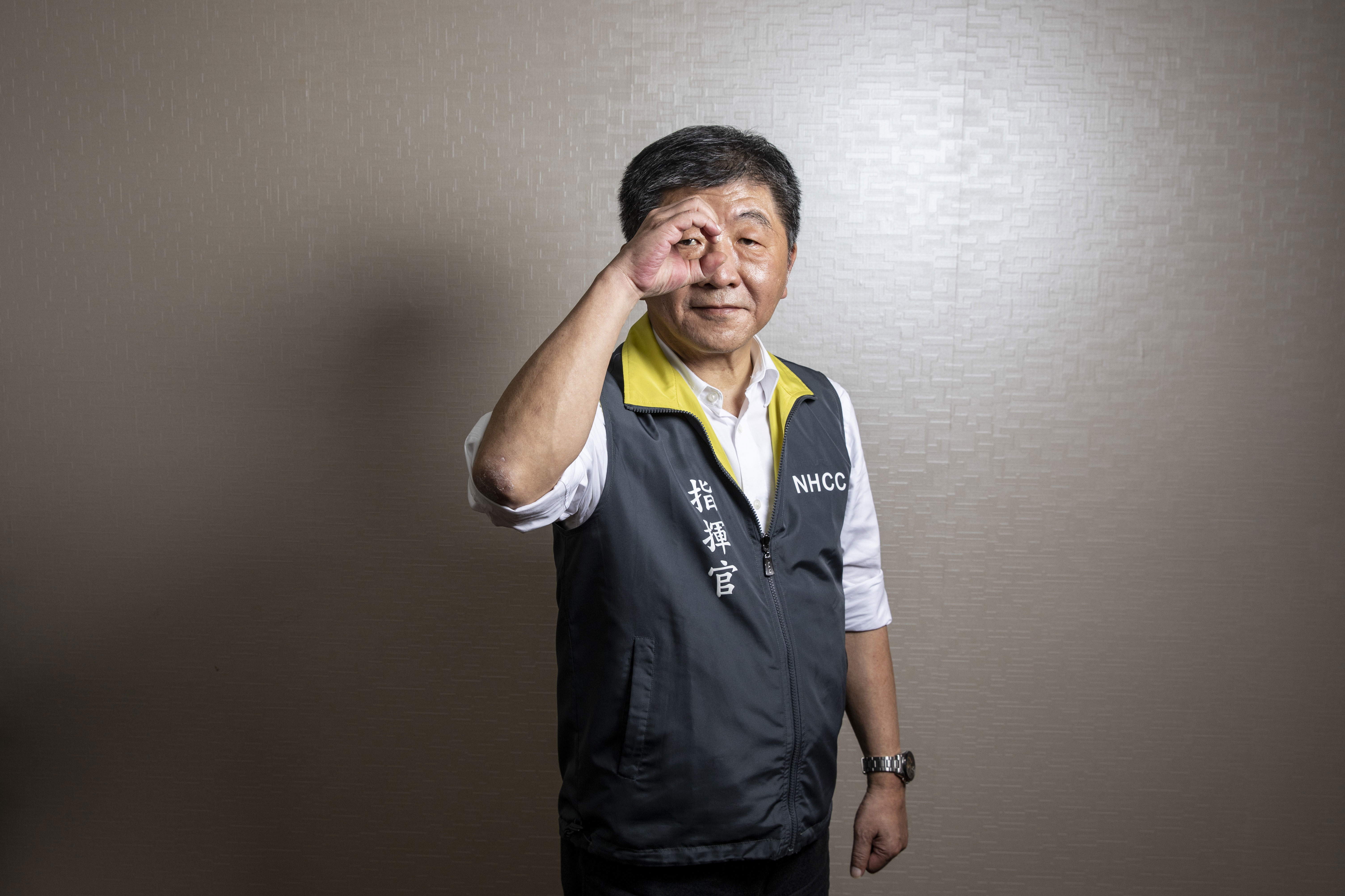 採訪這日國內連續11天零確診，陳時中神情顯然放鬆許多，也以手勢作出「零」讓我們拍照。