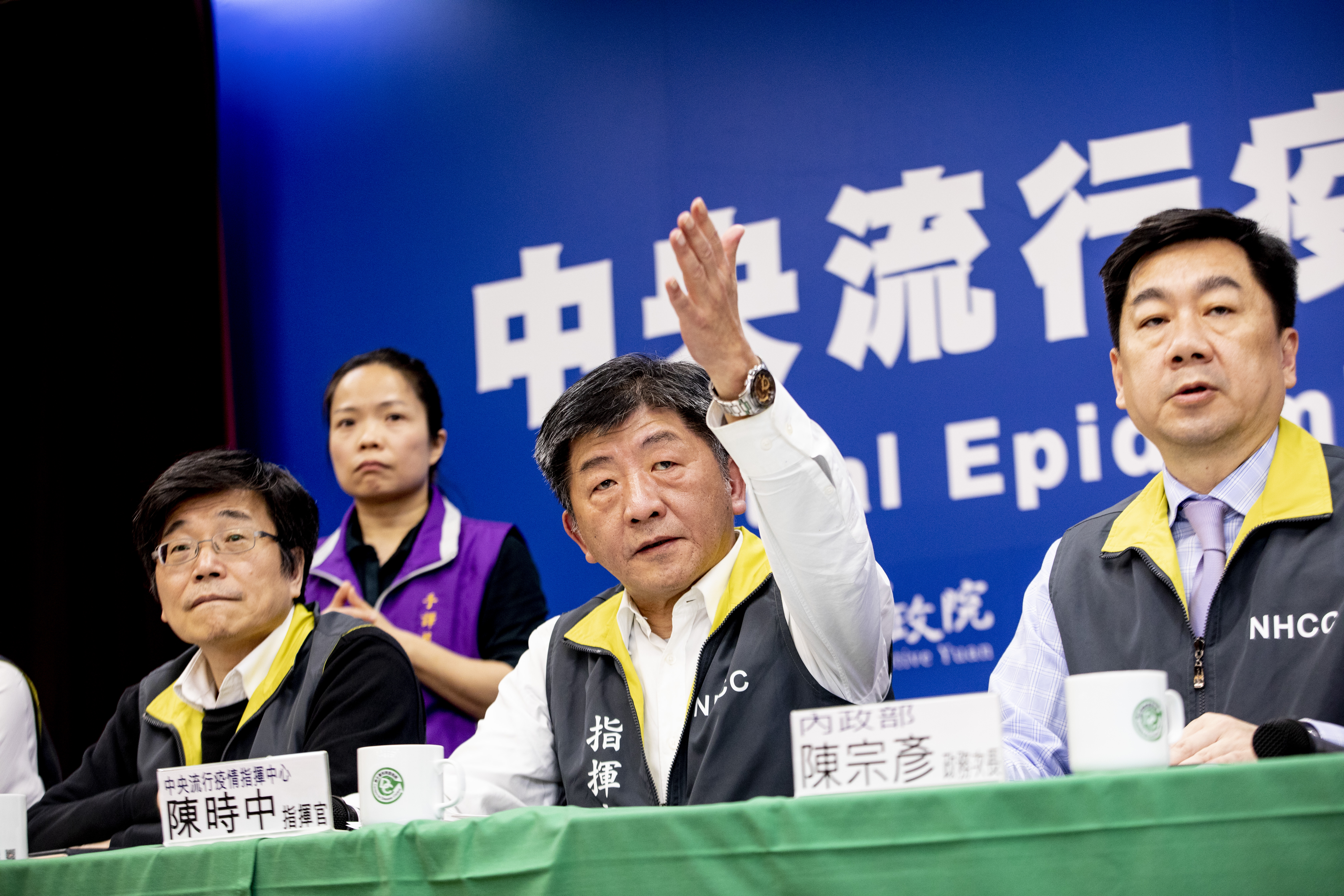 陳時中（右二）因擔任中央流行疫情指揮中心指揮官，成為全台施政滿意度最高的部會首長。（中央流行疫情指揮提供）