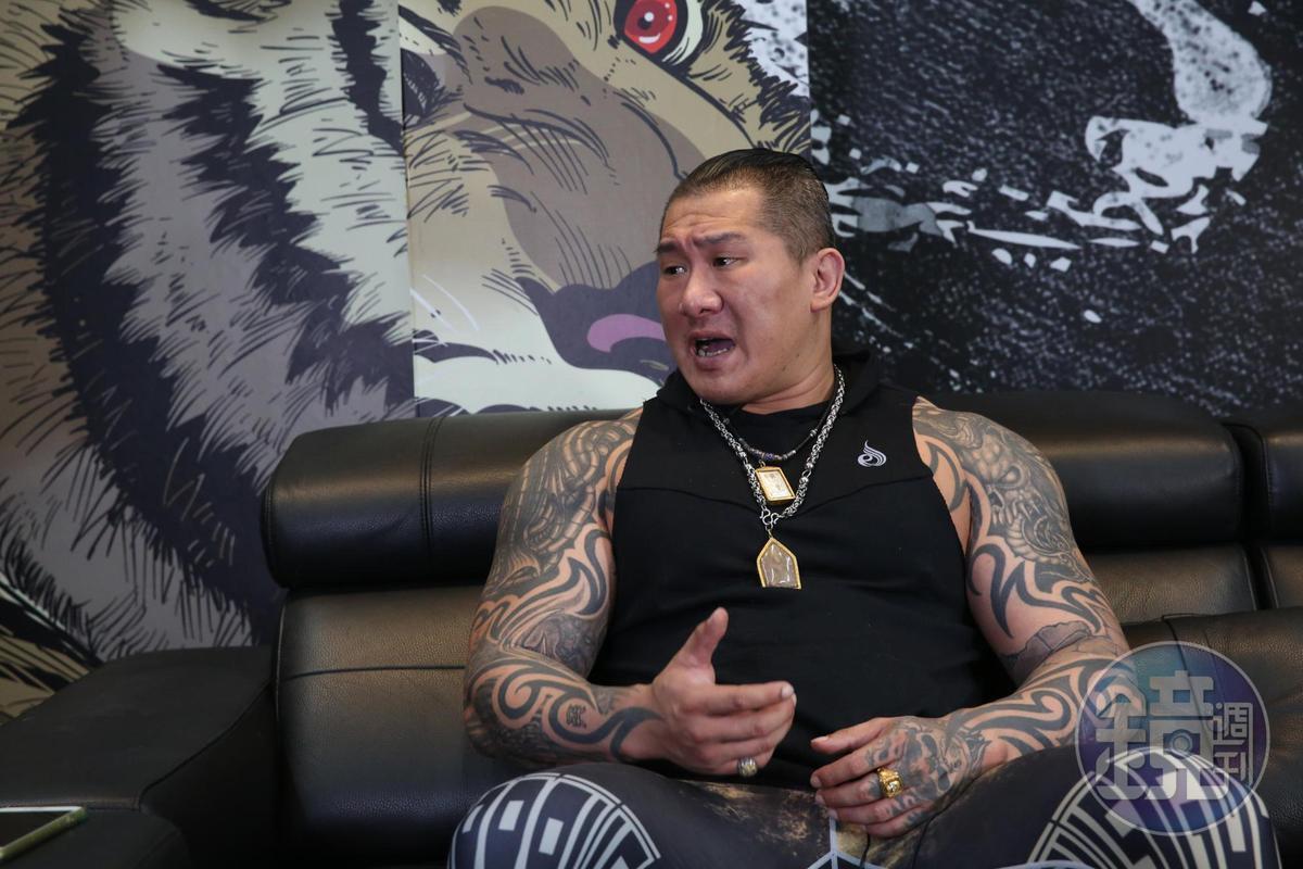 館長因為喜愛評論時事,成為各界政治人物邀約的直播對象。(資料照)