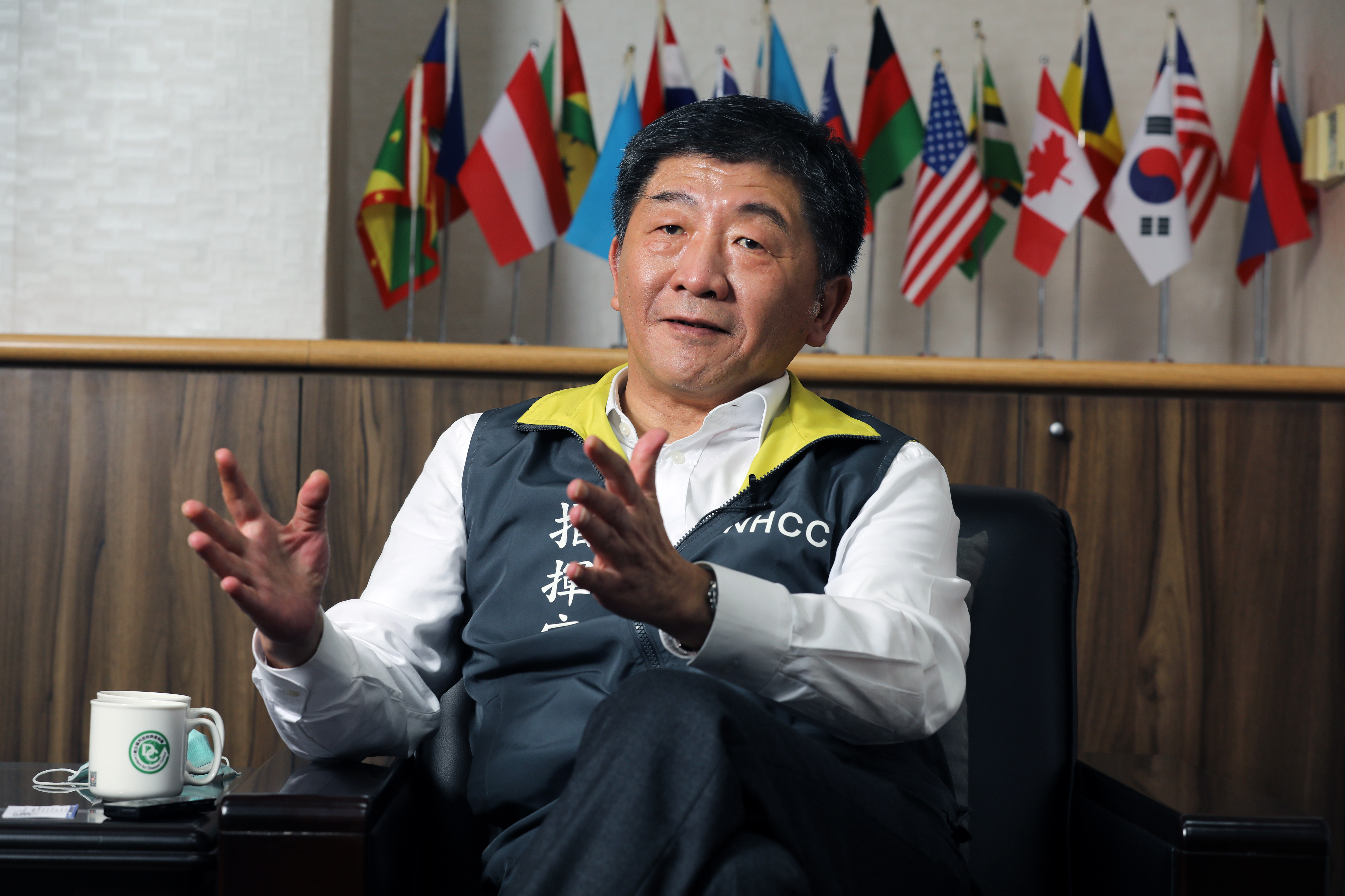 約訪了近20天後，陳時中才得空受訪，在1小時內，盡可能地提供了許多數據和政策說明。