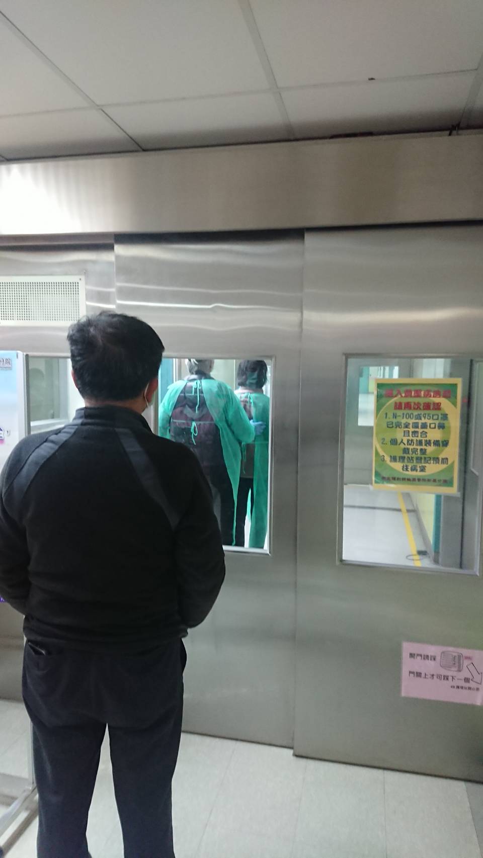 醫療應變組副組長王必勝說，鑽石公主號的乘客返台那一日，陳時中堅持要等到所有人都進隔離房病才離開，一直看到近午夜。那是最觸動他一幕，決定拿出手機拍下陳時中的背影。（王必勝提供）