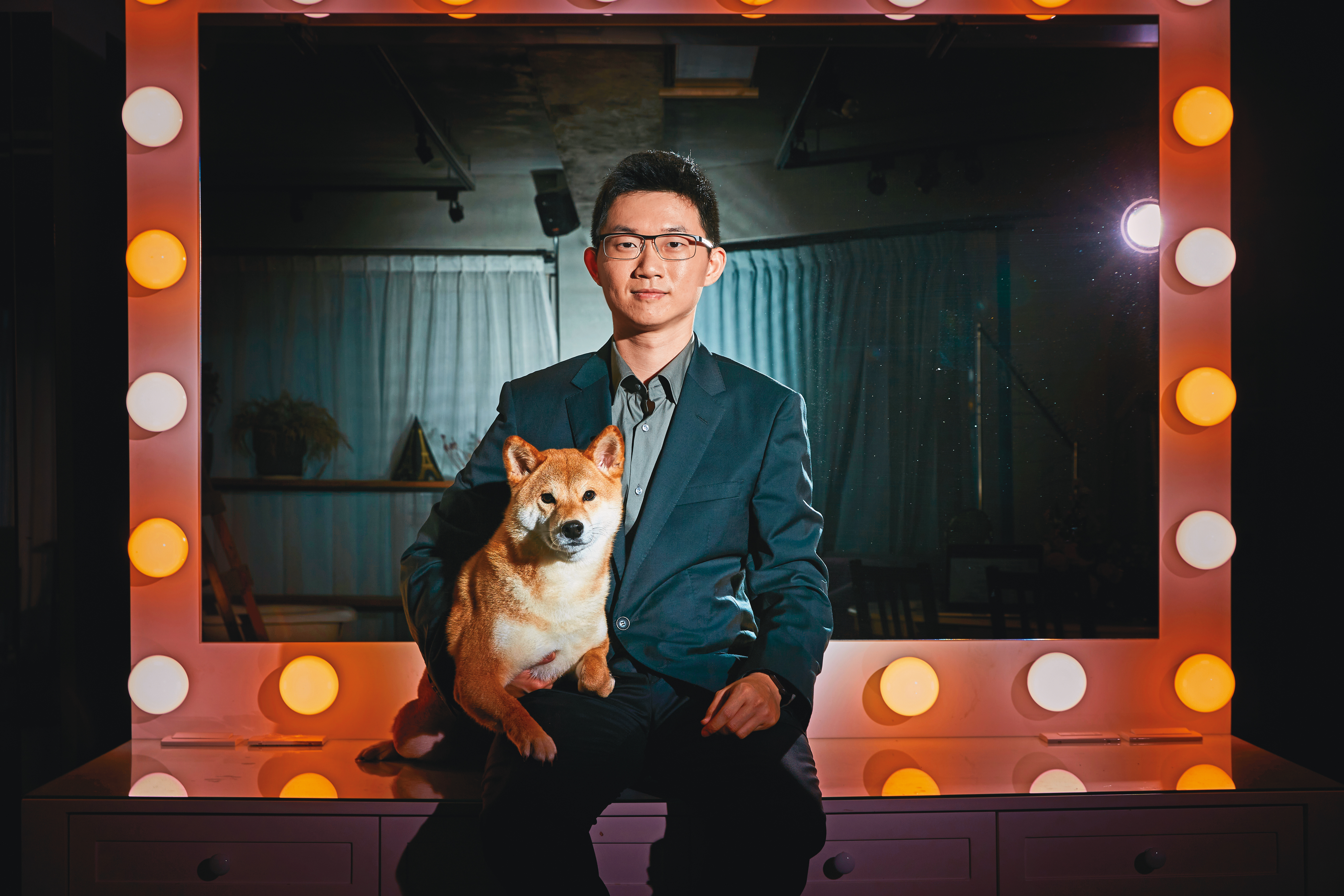 視網膜靠著反諷的《眼球中央電視台》成名，甚至因此受邀從政。