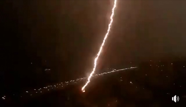 北京天現異象閃電不斷，易經命理老師高煜霖分析，可能會造成陳勝、吳廣再現。（翻攝羅青青臉書）