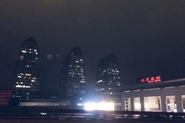 中國21日下午召開兩會,但天空突然下起暴雨,白晝瞬間成為黑夜。(翻攝網路)