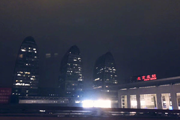 中國21日下午召開兩會，但天空突然下起暴雨，白晝瞬間成為黑夜。（翻攝網路）