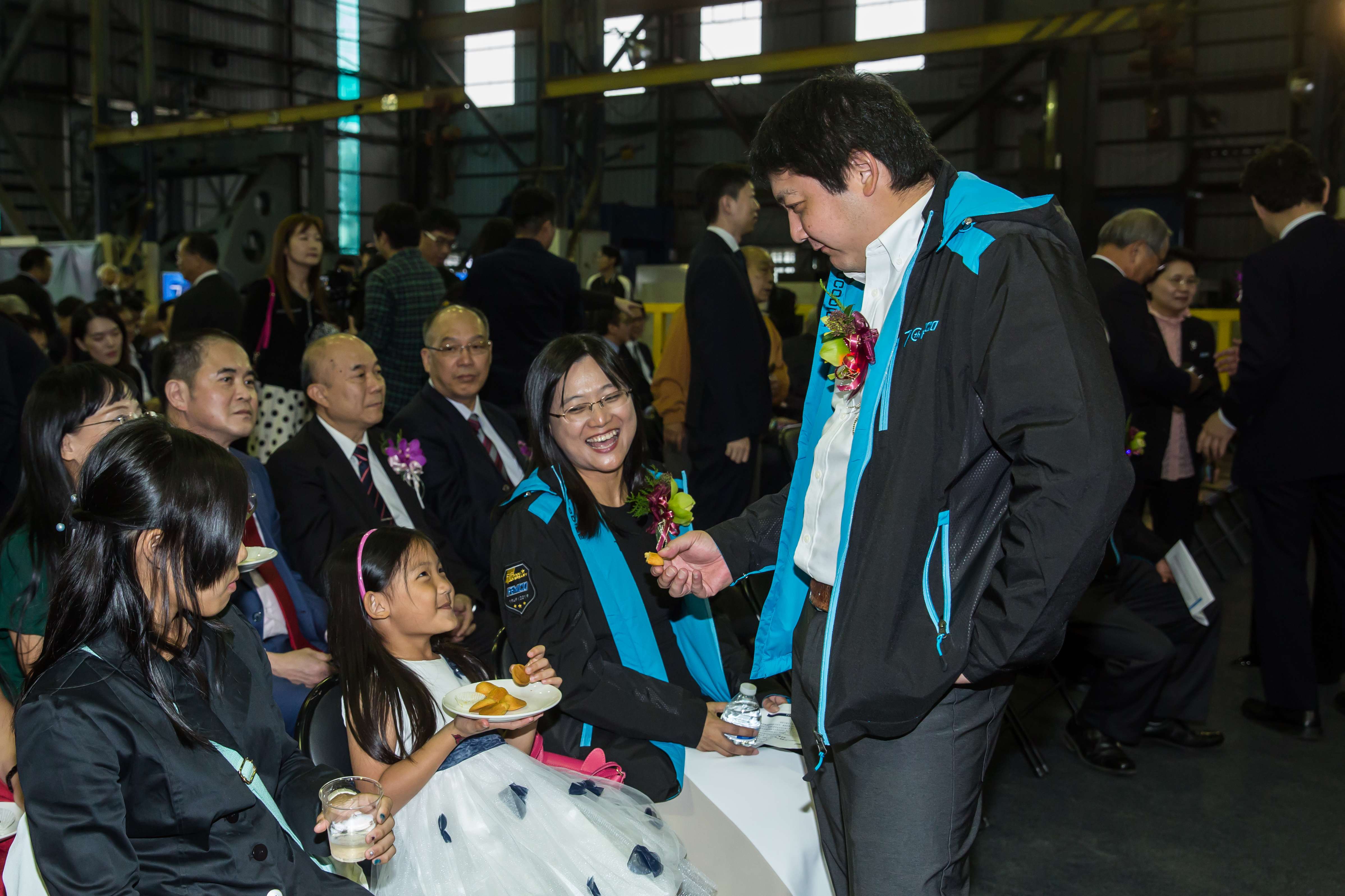 莊宇龍（右）不願複製孤單的童年，把假日時間保留給獨生女（左下）。