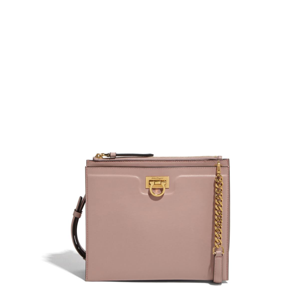 TRIFOLIO粉色牛皮肩背包。NT$69,900（Salvatore Ferragamo提供）