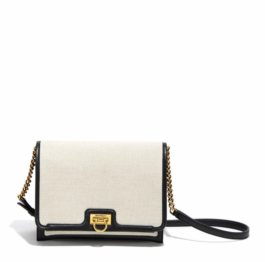 TRIFOLIO黑白布面拼接翻蓋肩背包。NT$69,900（Salvatore Ferragamo提供）