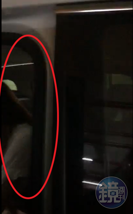 林女（紅圈處）坐在人夫車內，被元配直擊。（讀者提供）
