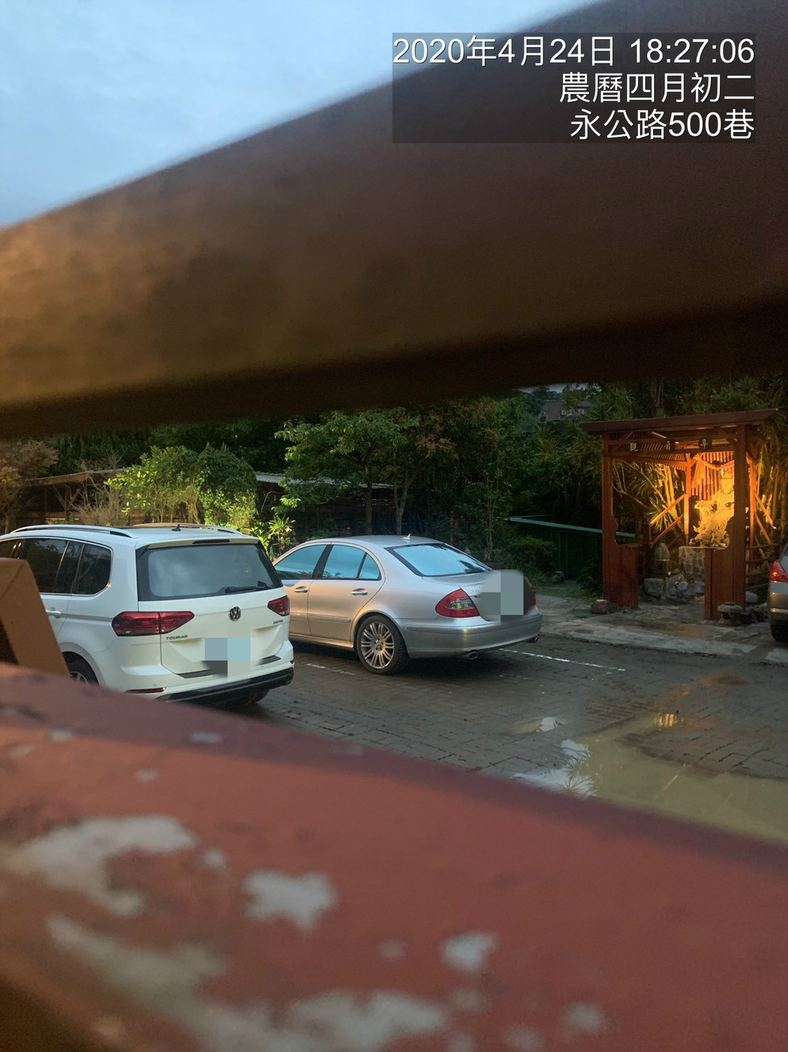林女與人夫被直擊前往陽明山的一處佛教道場幽會。(讀者提供)