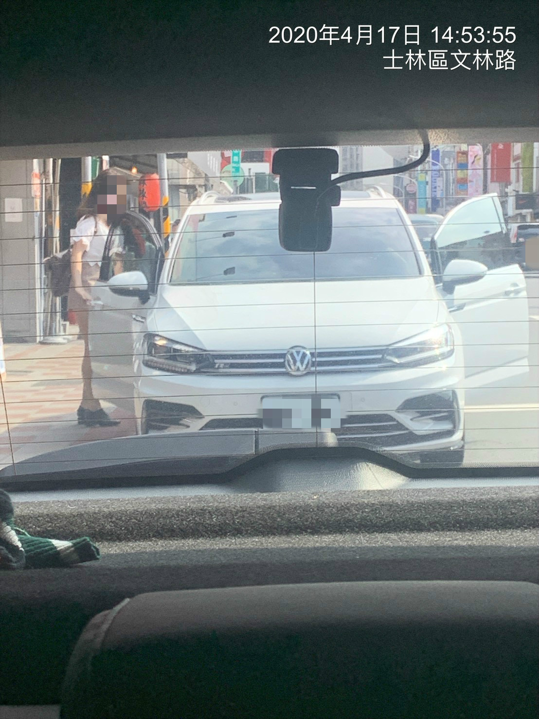 林女屢遭直擊坐上謝姓少校的車。(讀者提供)