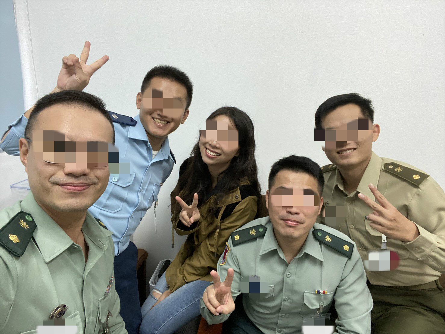 林女（中）人際關係良好，在部隊，受不少男姓同僚歡迎。（翻攝自林女臉書）