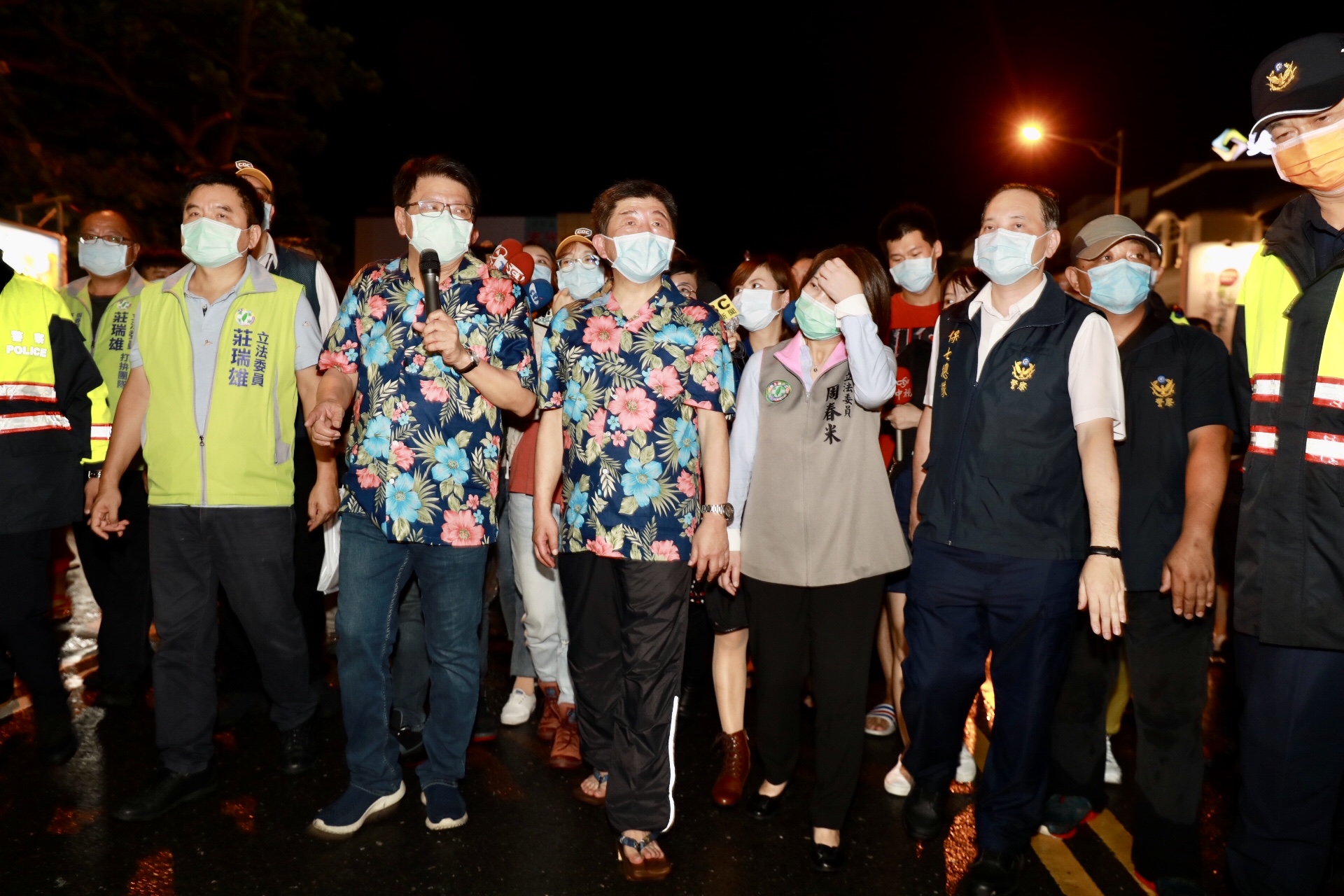 陳時中與潘孟安一同穿著花襯衫亮相,還特別換上屏東鄉親送的木屐,讓許多網友直呼好像看到卡通人物「兩津勘吉」。(中央疫情指揮中心提)