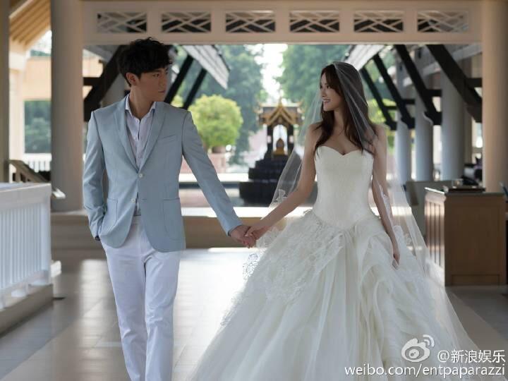 伊能靜與秦昊年紀相差10歲，結婚時拍了很浪漫的婚紗照。（翻攝自新浪娛樂微博）