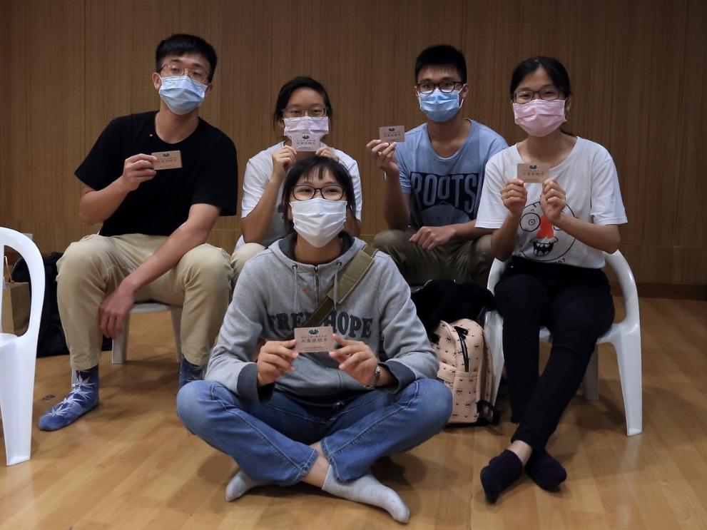 花蓮慈濟中學5名同學響應驗血建檔活動,拿著「大愛捐髓卡」合影。(慈濟提供)