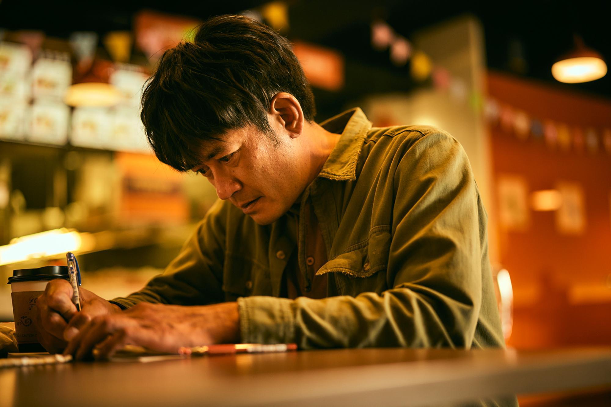 在《做工的人》中柯叔元飾演的鐵工「阿欽」因為過往感情缺口而封閉自我,陰鬱演技令人心疼。(大慕影藝提供)