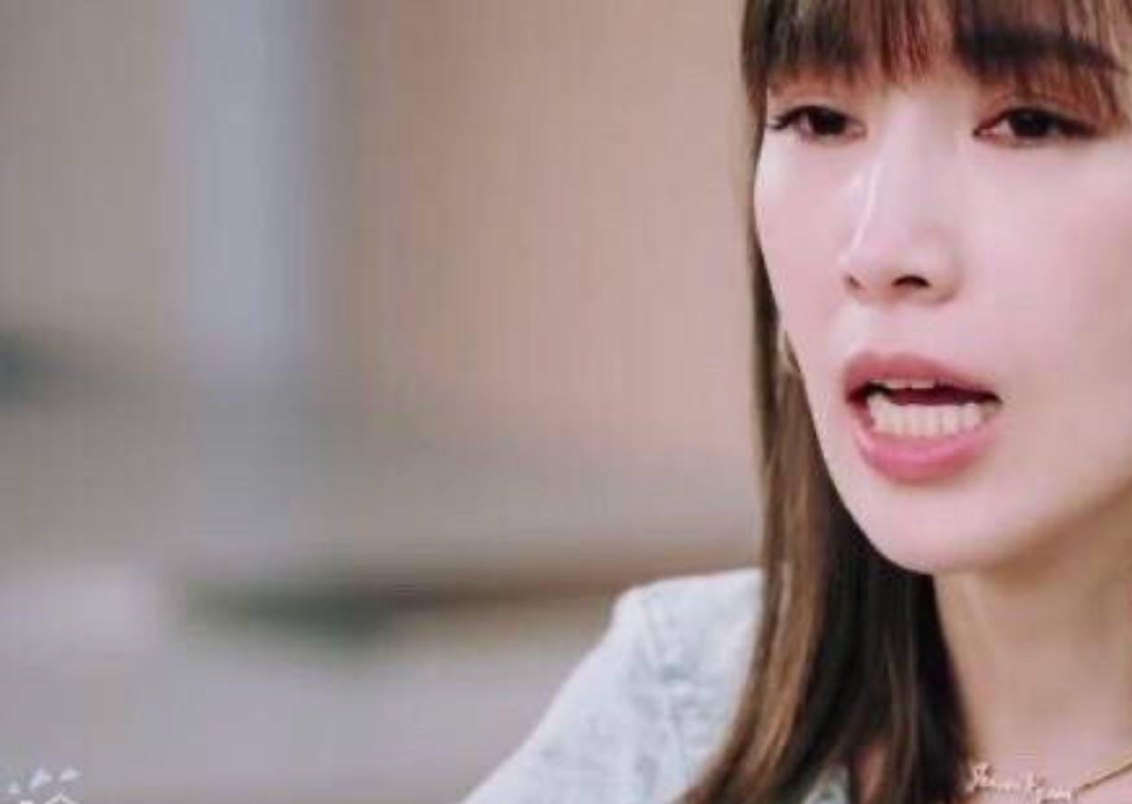 在節目中她更一時忍不住落淚，坦言婚後情緒很容易崩潰。（翻攝自陳若儀微博）