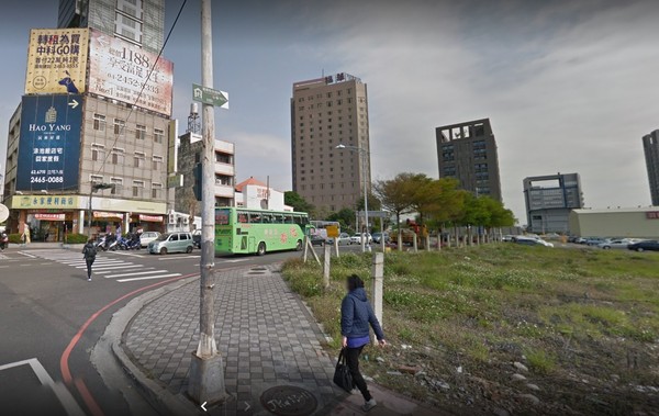 網友發現「Uber小隻馬外送女」在台中市台灣大道、安和路口。(翻攝自Google Maps)