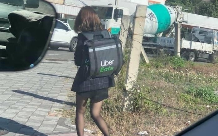 Uber小隻馬外送女被網友拍下。（翻攝自UberEATS台灣）