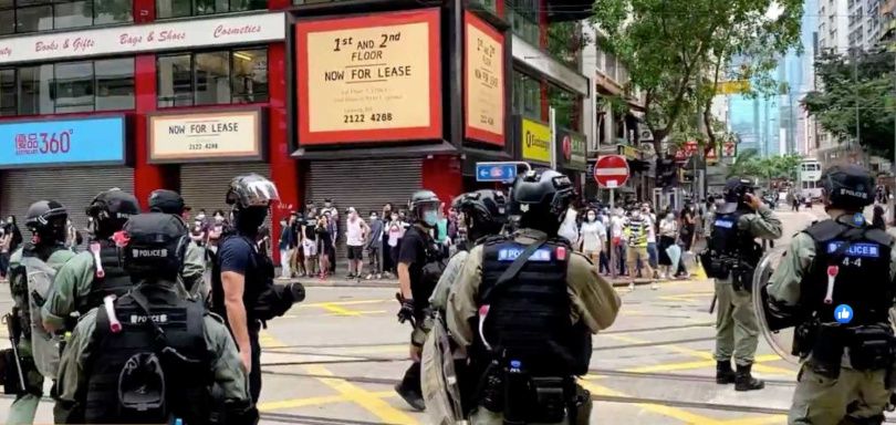 香港萬人上街反國安法，港警發射水炮、催淚彈驅離示威者。（翻攝自香港警察直播）