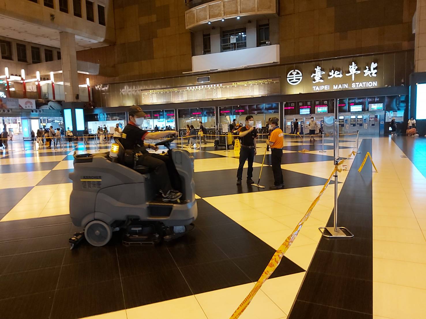 台北車站大廳在週日晚間9點突然拉起封鎖線，台鐵表示為了防疫消毒才暫時圍起來隔離。（翻攝台鐵臉書）