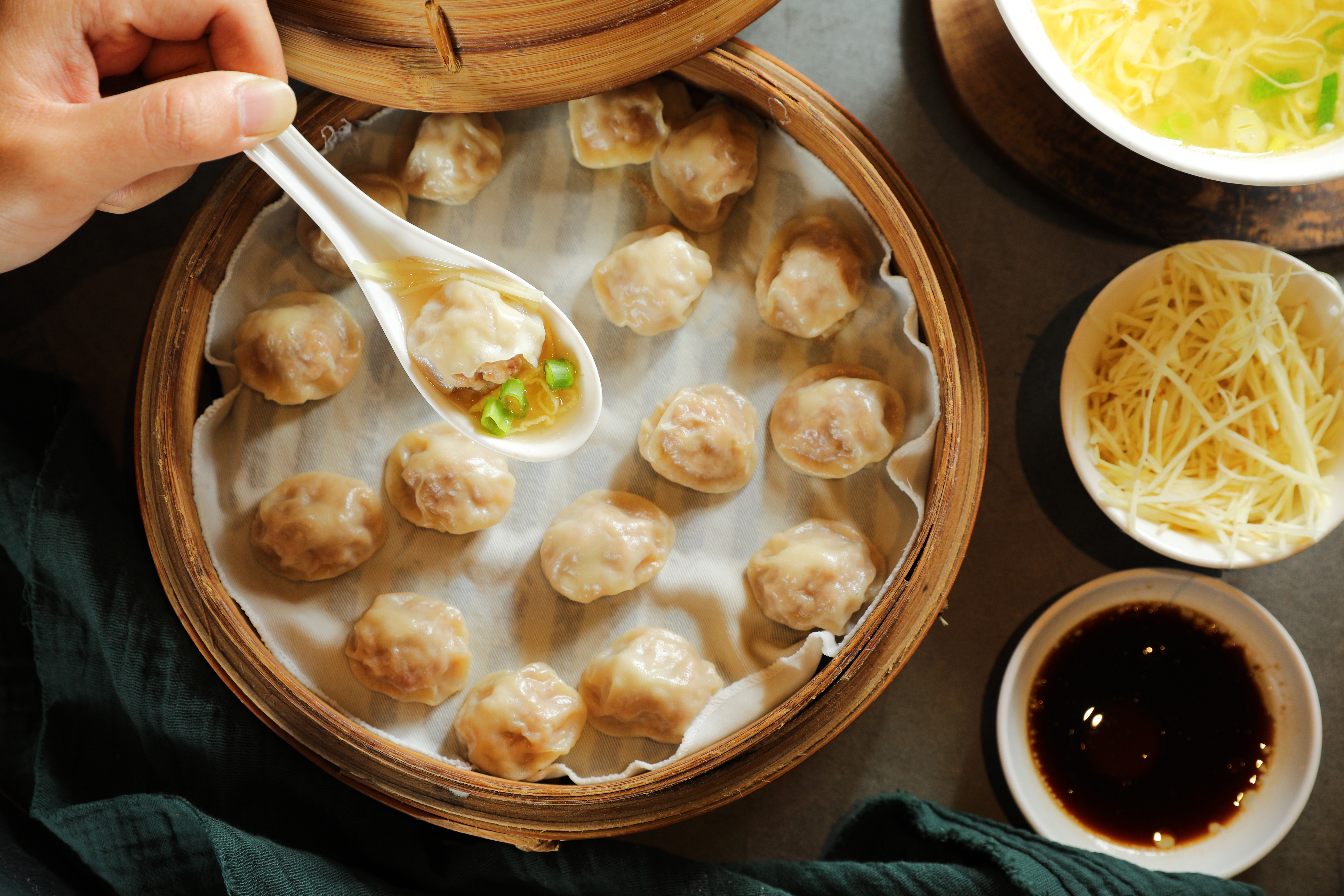 「黃龍莊」的「蘇式小湯包」做得精巧可愛，皮薄餡嫩、還會爆汁。