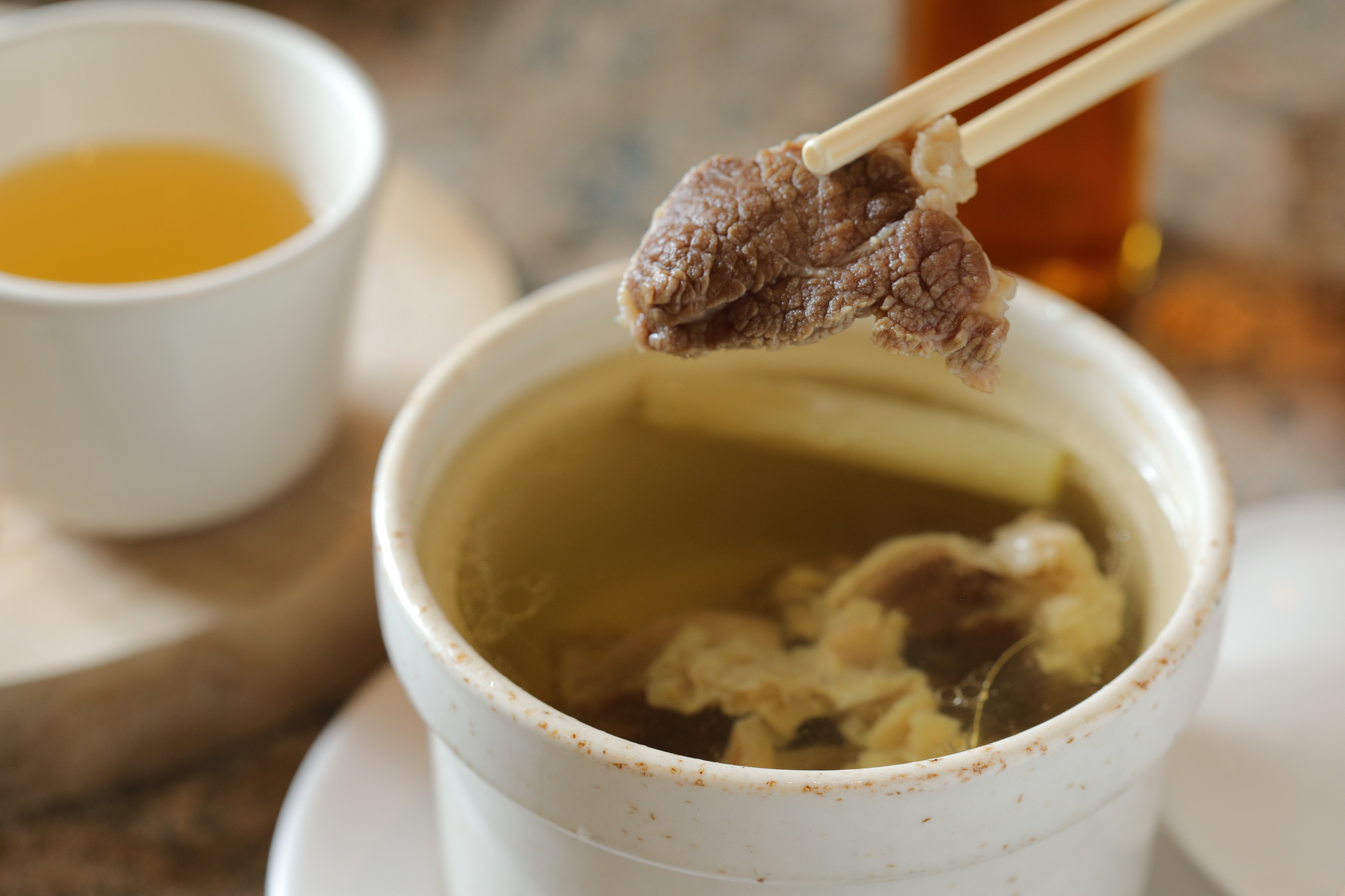 以台灣溫體牛燉成的「元盅牛肉湯」，湯頭清澈、有淡淡油脂的乳香，牛肉相當有嚼勁。（140元／盅）