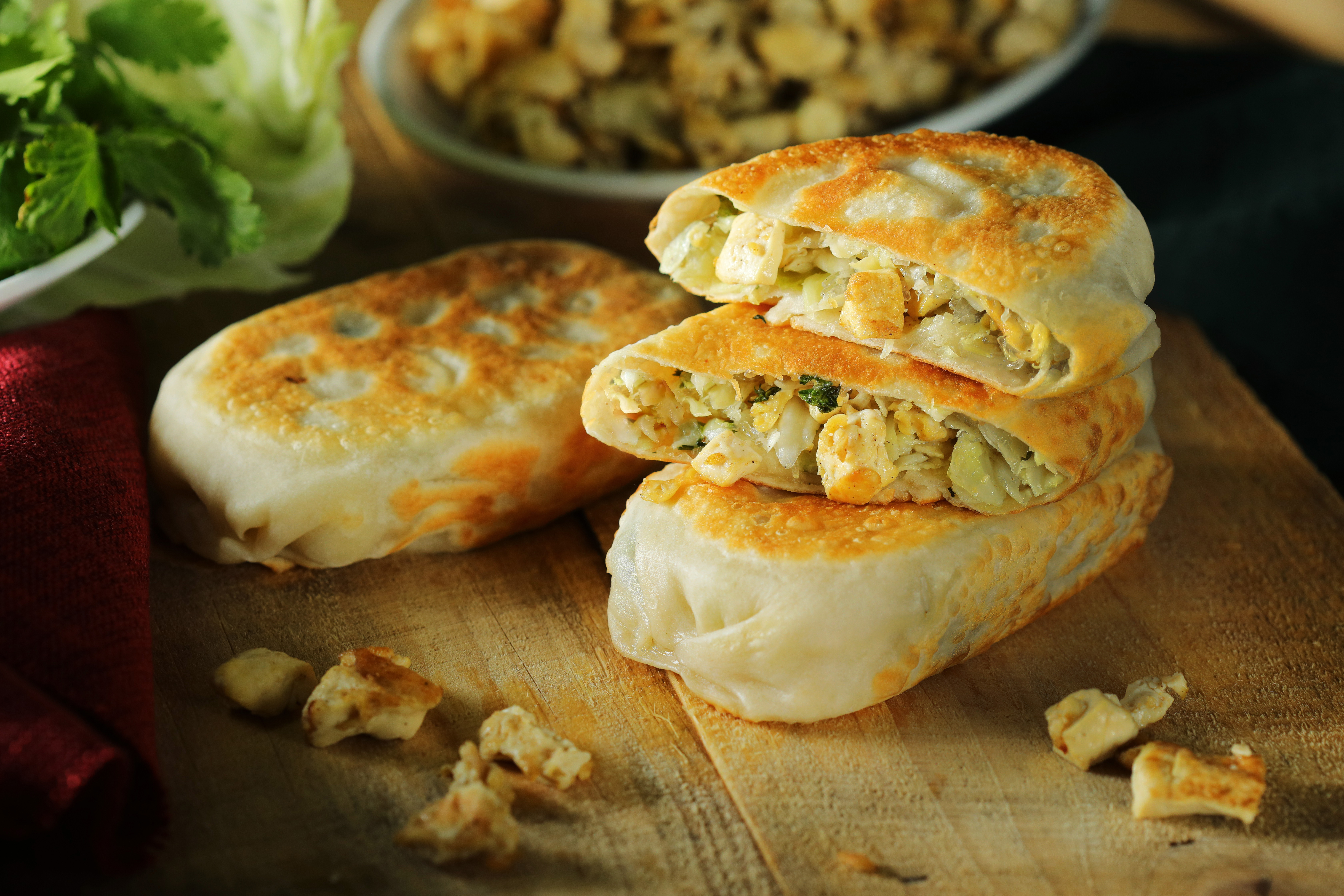 「豆腐捲」是用麵糰捲著蔬菜豆腐餡，滾成長條狀再入鍋半煎半蒸，因爲表皮會起皺又有焦紋，因此俗名叫菜蟒。