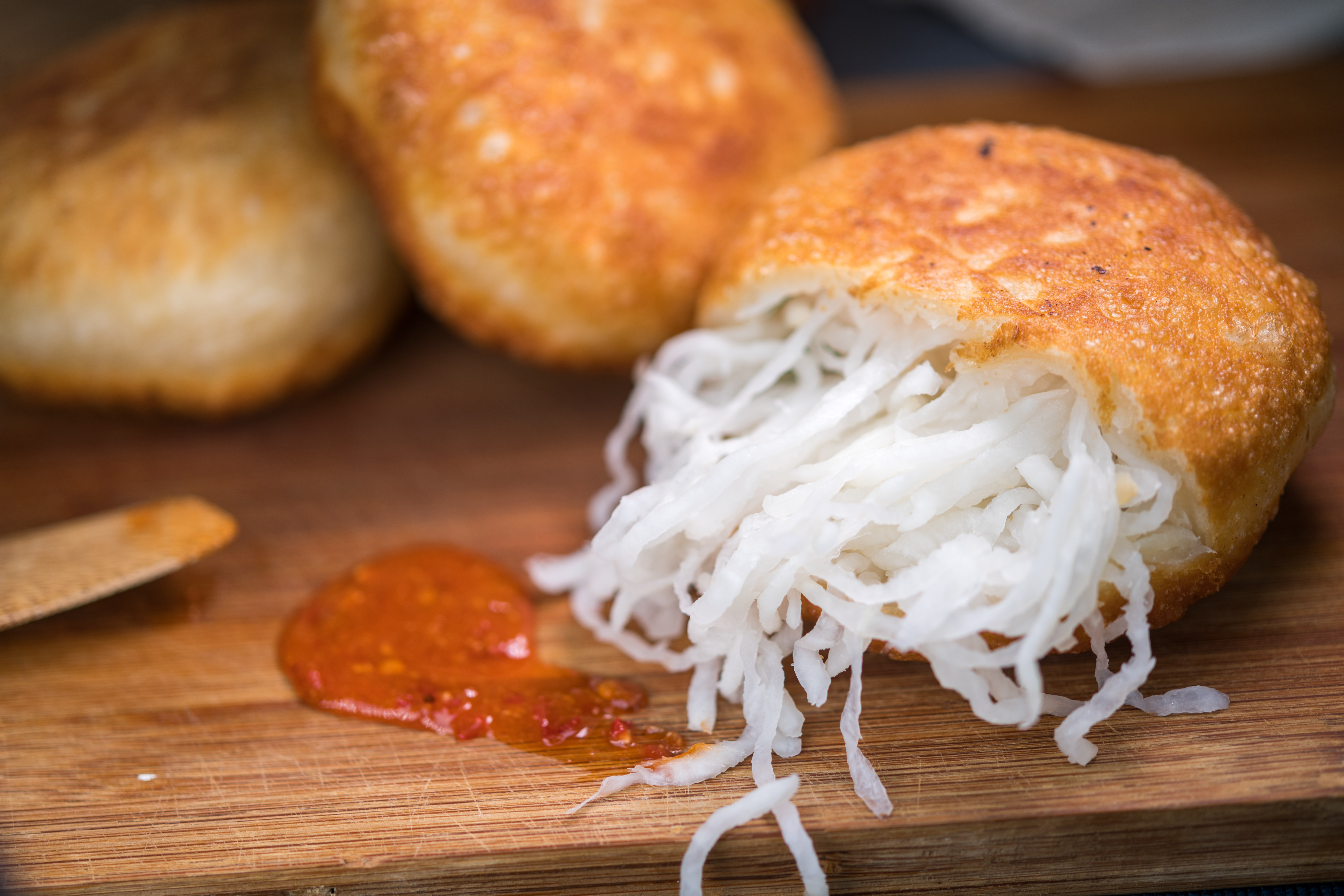 「溫州街蘿蔔絲餅達人」的麵食點心實惠又美味，常吸引客人來排隊解饞。