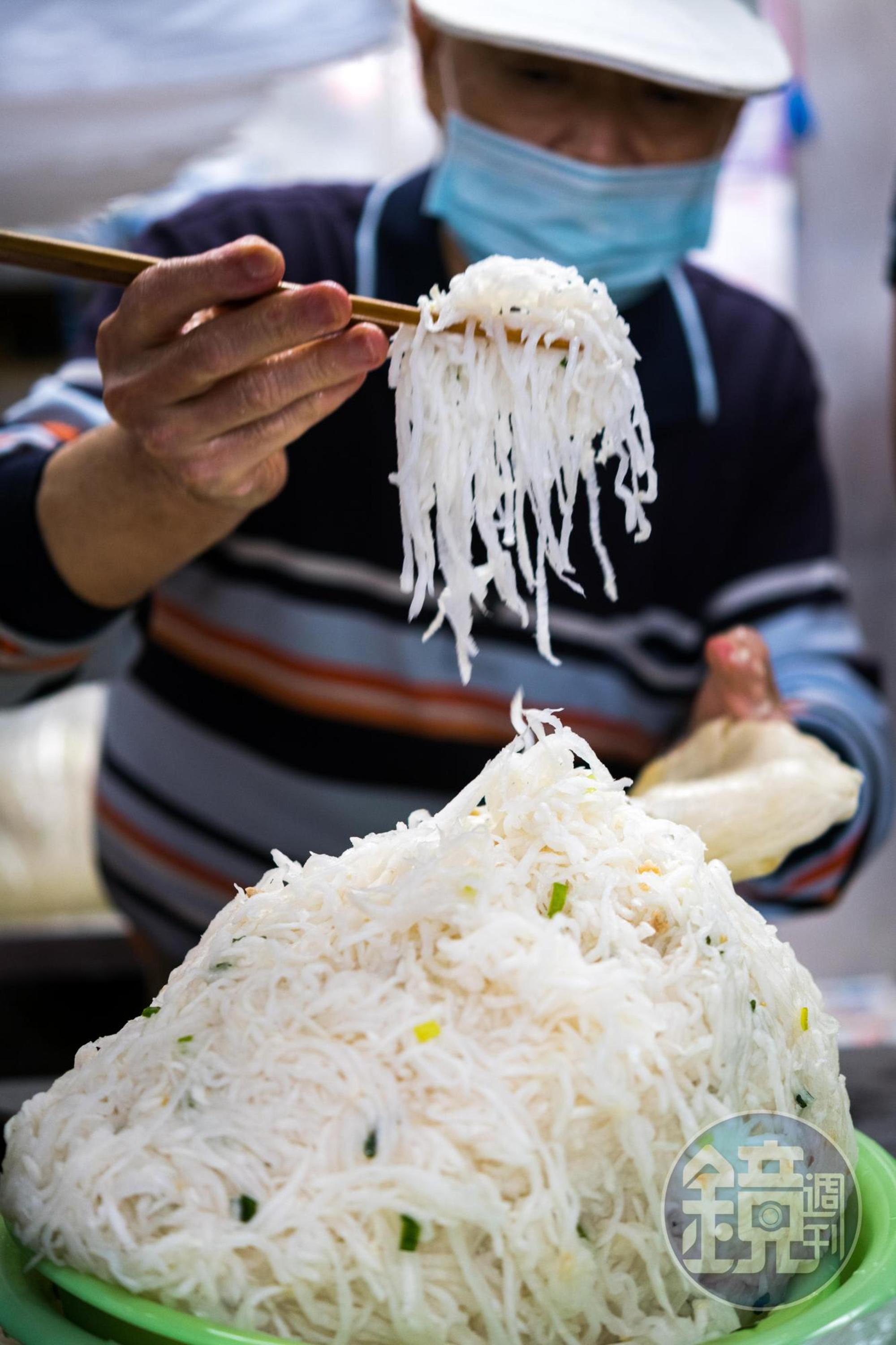 蘿蔔絲餅包進滿滿的新鮮白蘿蔔絲，炸完後還是略帶蘿蔔的生味。