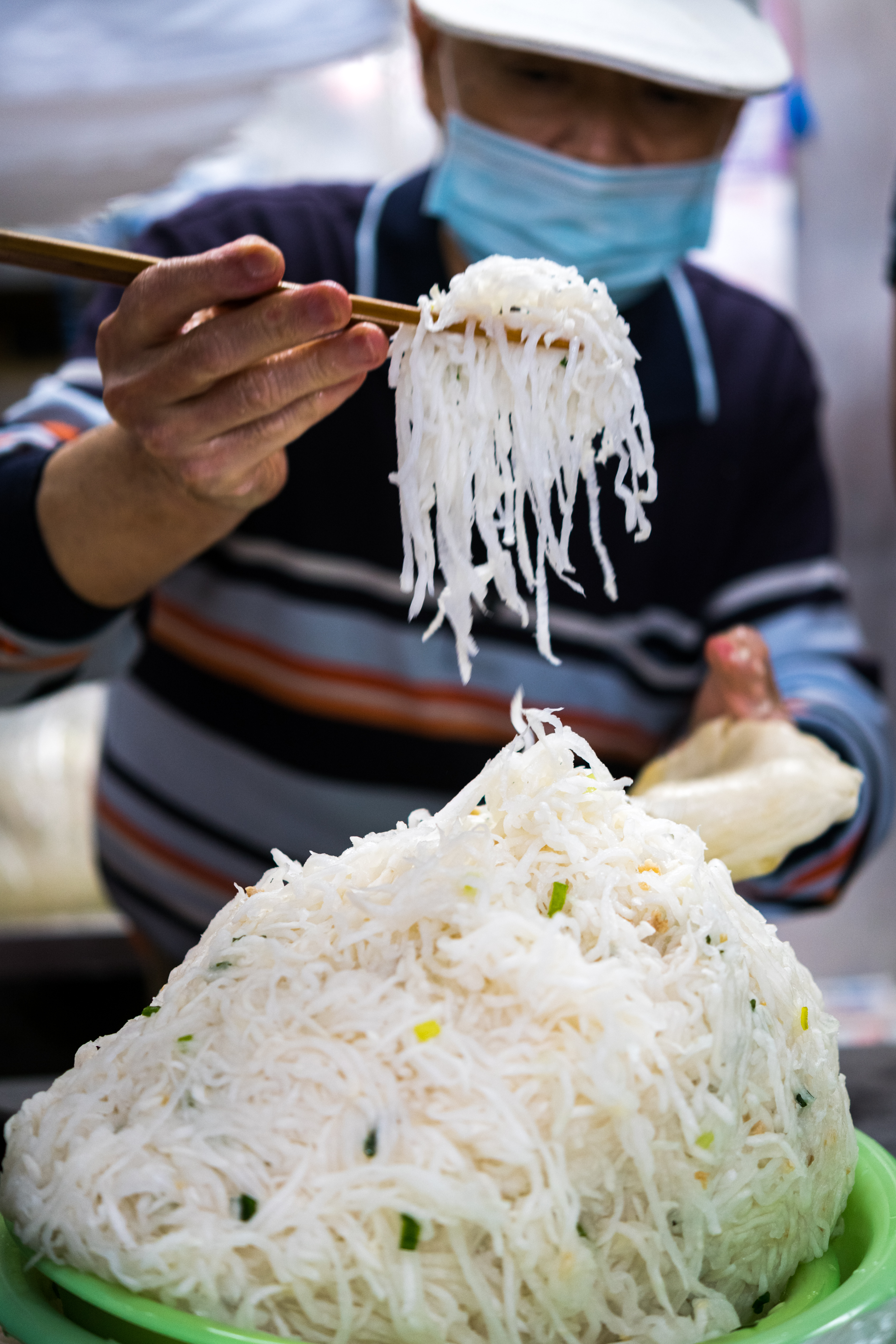 蘿蔔絲餅包進滿滿的新鮮白蘿蔔絲，炸完後還是略帶蘿蔔的生味。