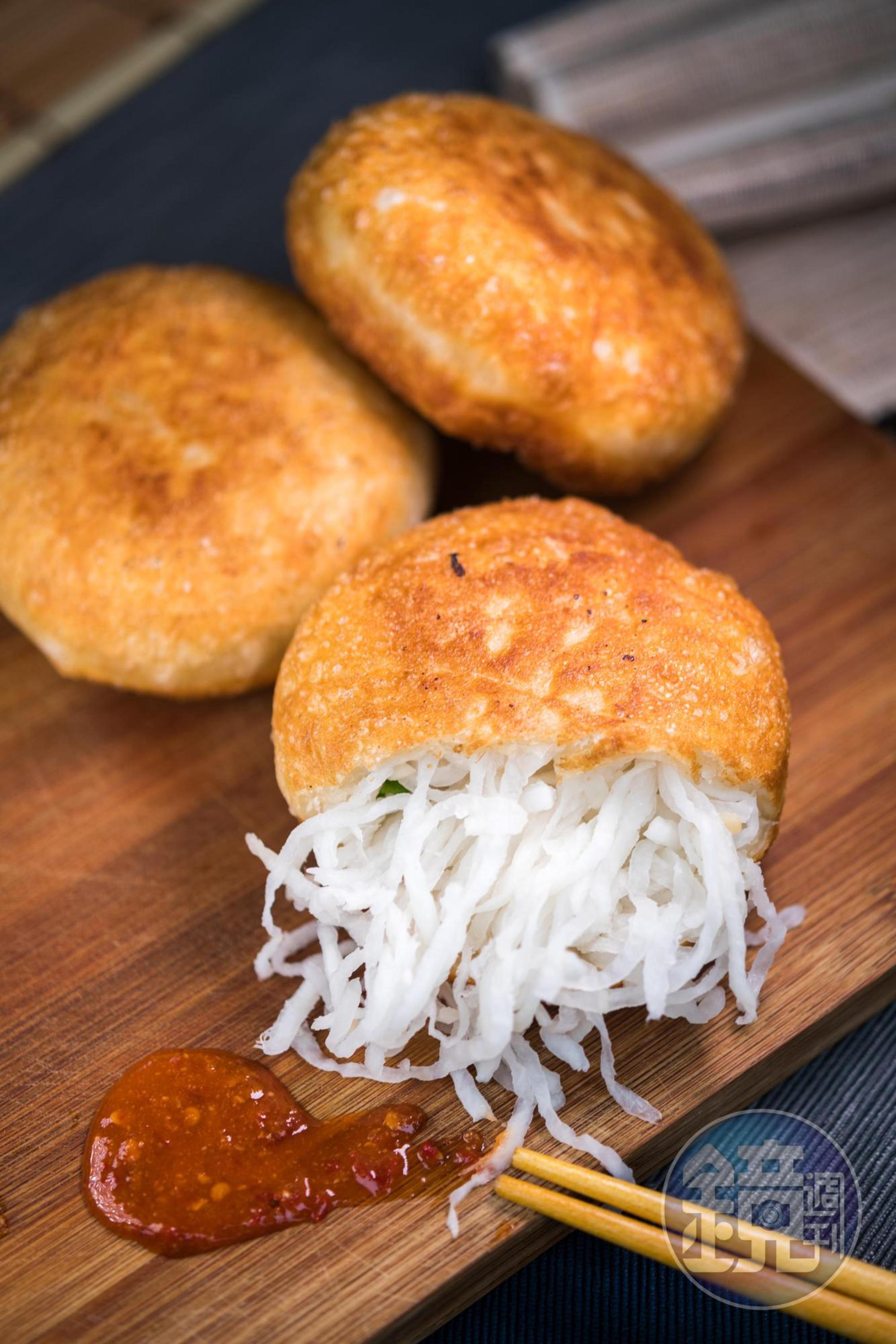 「蘿蔔絲餅」外皮厚實，蘿蔔絲口感脆甜，帶些甘美湯汁。（30元／個）