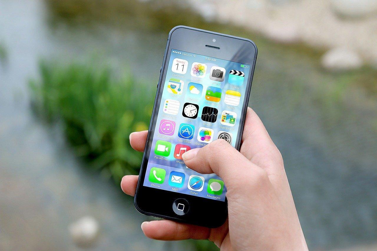 美國有高中生因為AP考試不支援iPhone照片「HEIC格式」,因此成績掛蛋。(示意圖,Image by Jan Vašek from Pixabay)